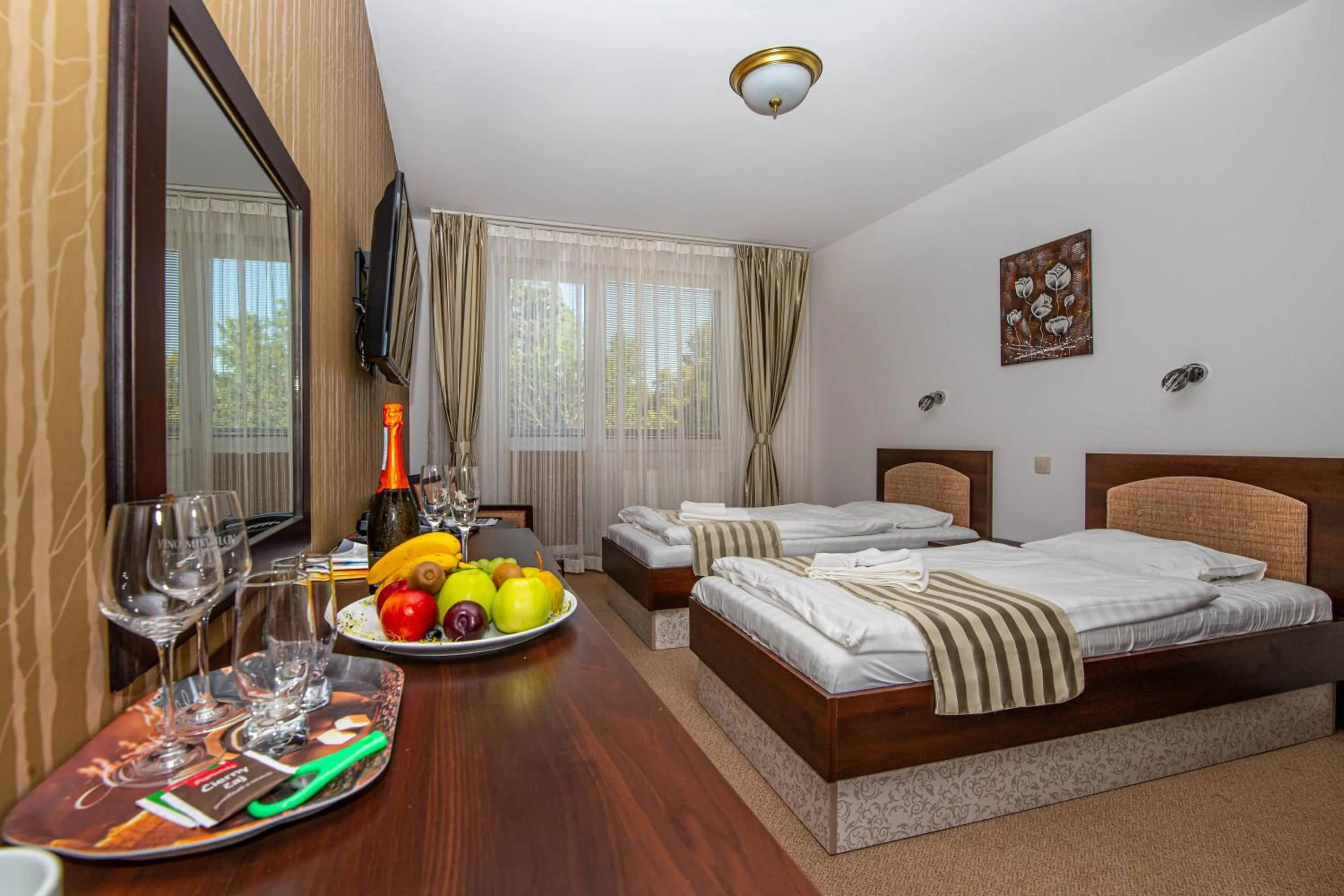 Photo of the whole room, Bed in Hotel Sun