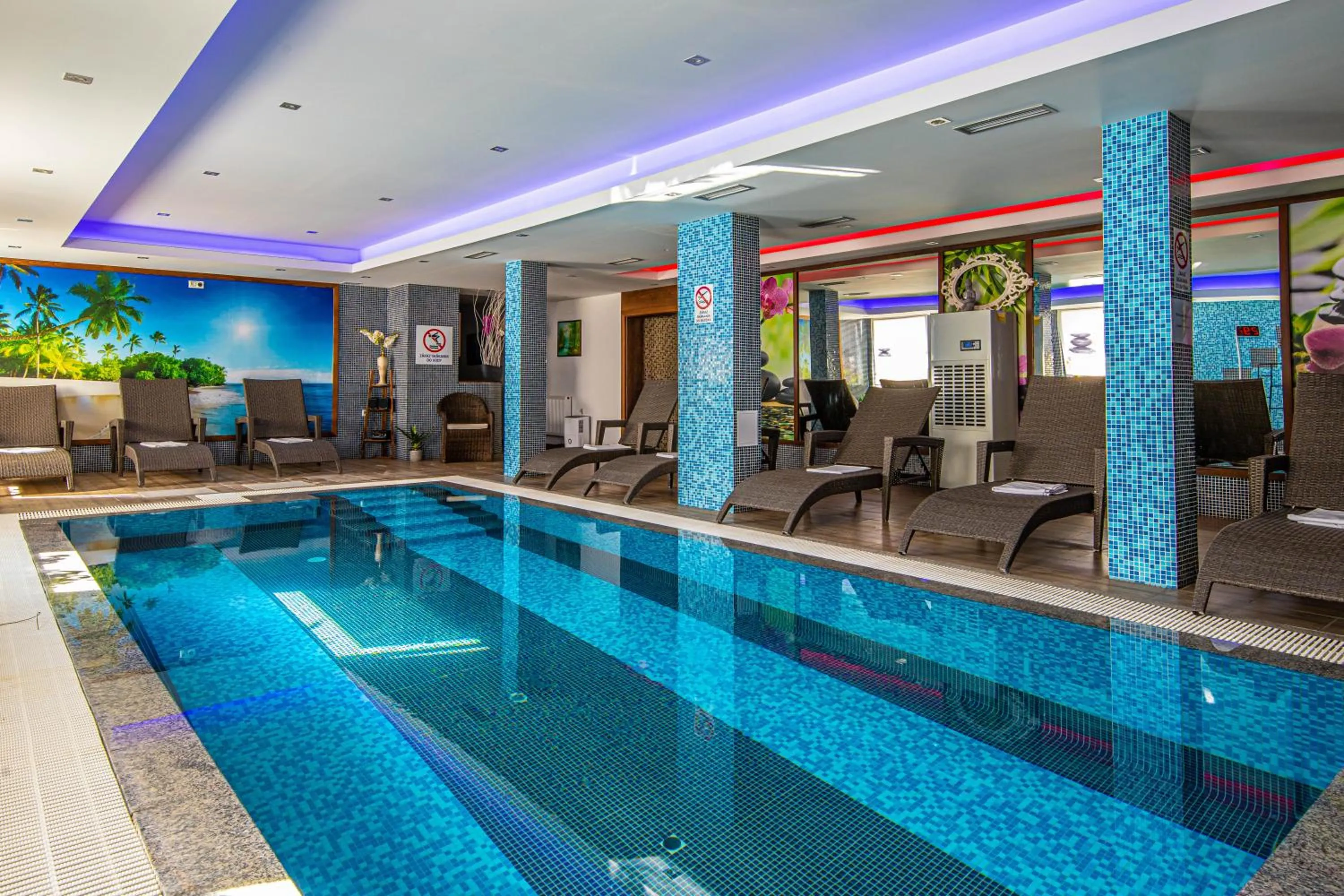 Swimming pool in Hotel Sun