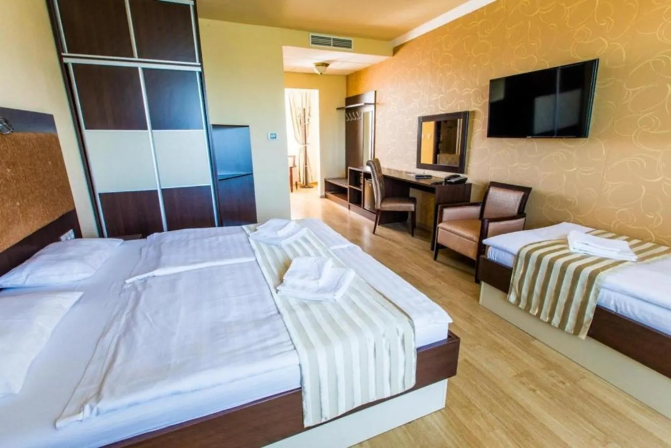 Photo of the whole room, Bed in Hotel Sun