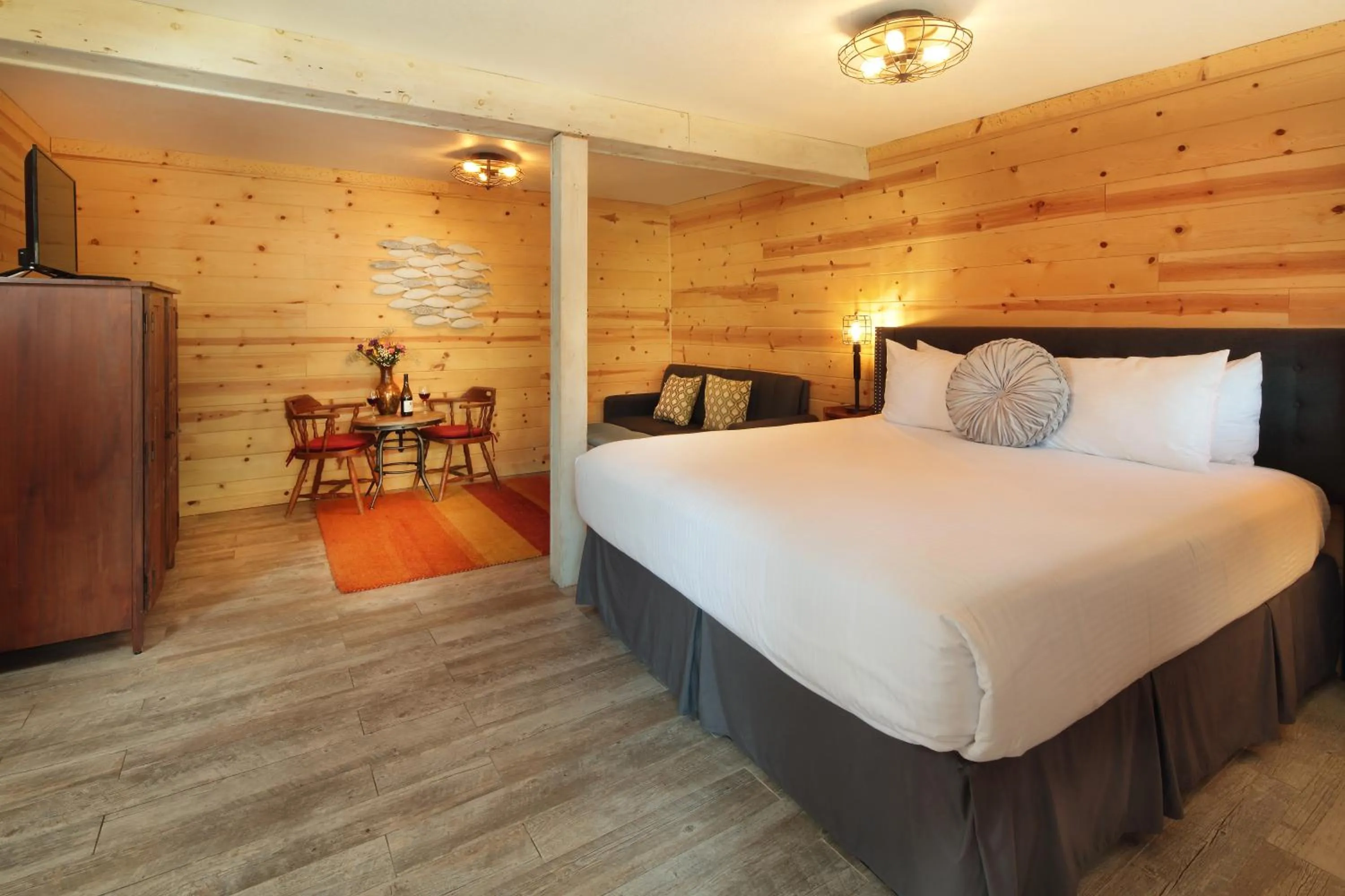 Seating area, Bed in Inn on the Russian River