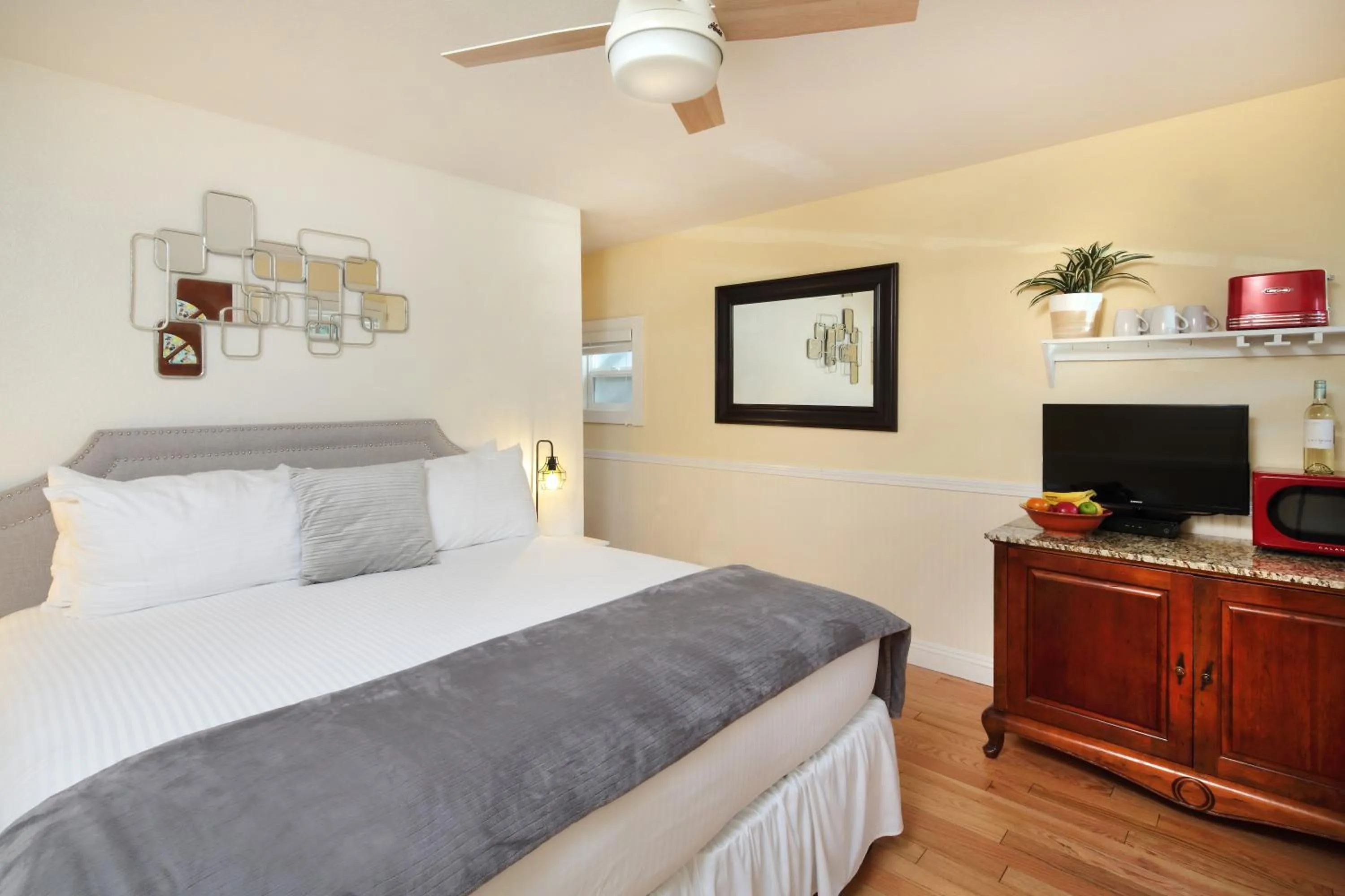 Photo of the whole room, Bed in Inn on the Russian River