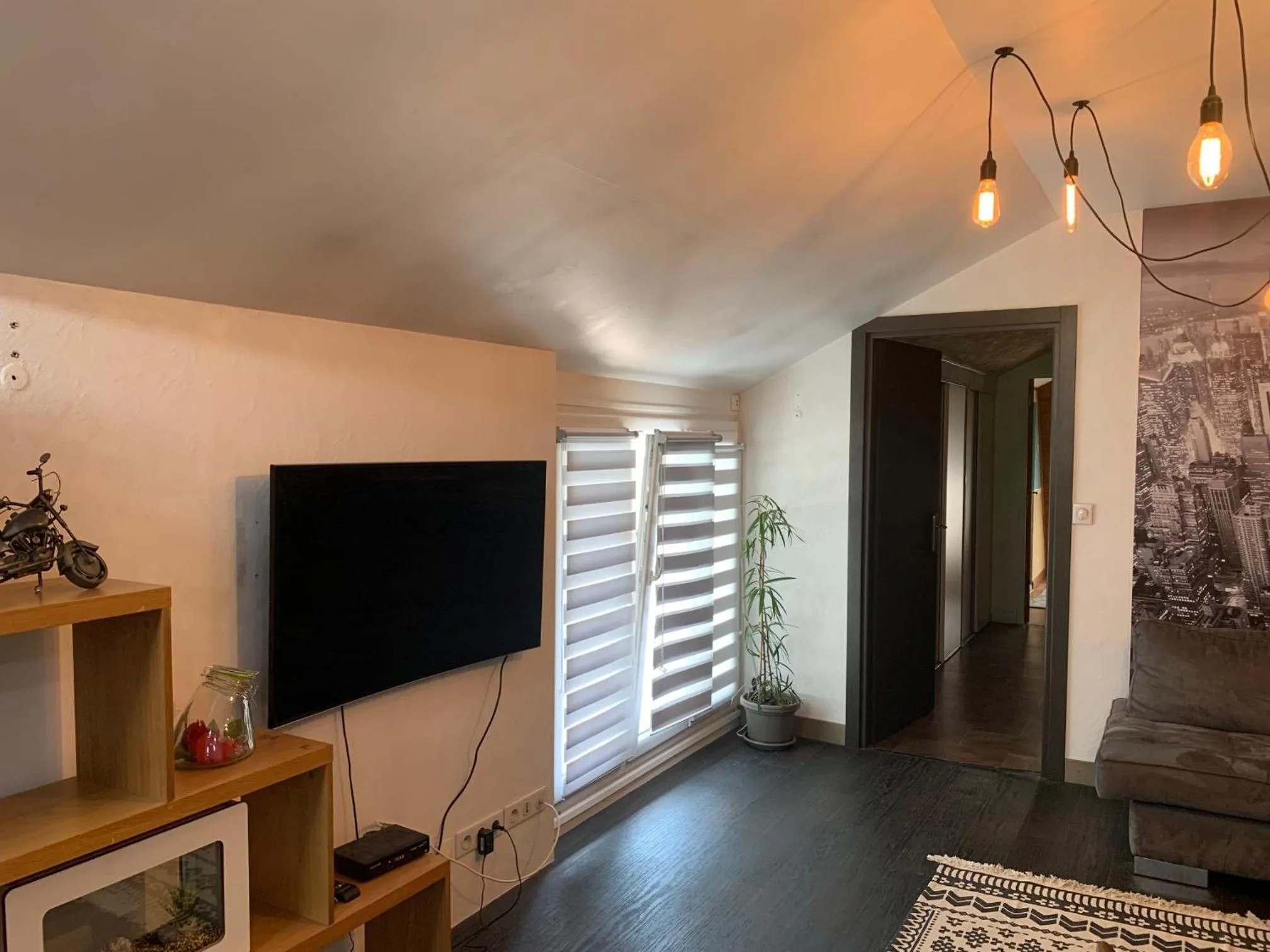 TV/Entertainment Center in Logis Hôtel le Regis