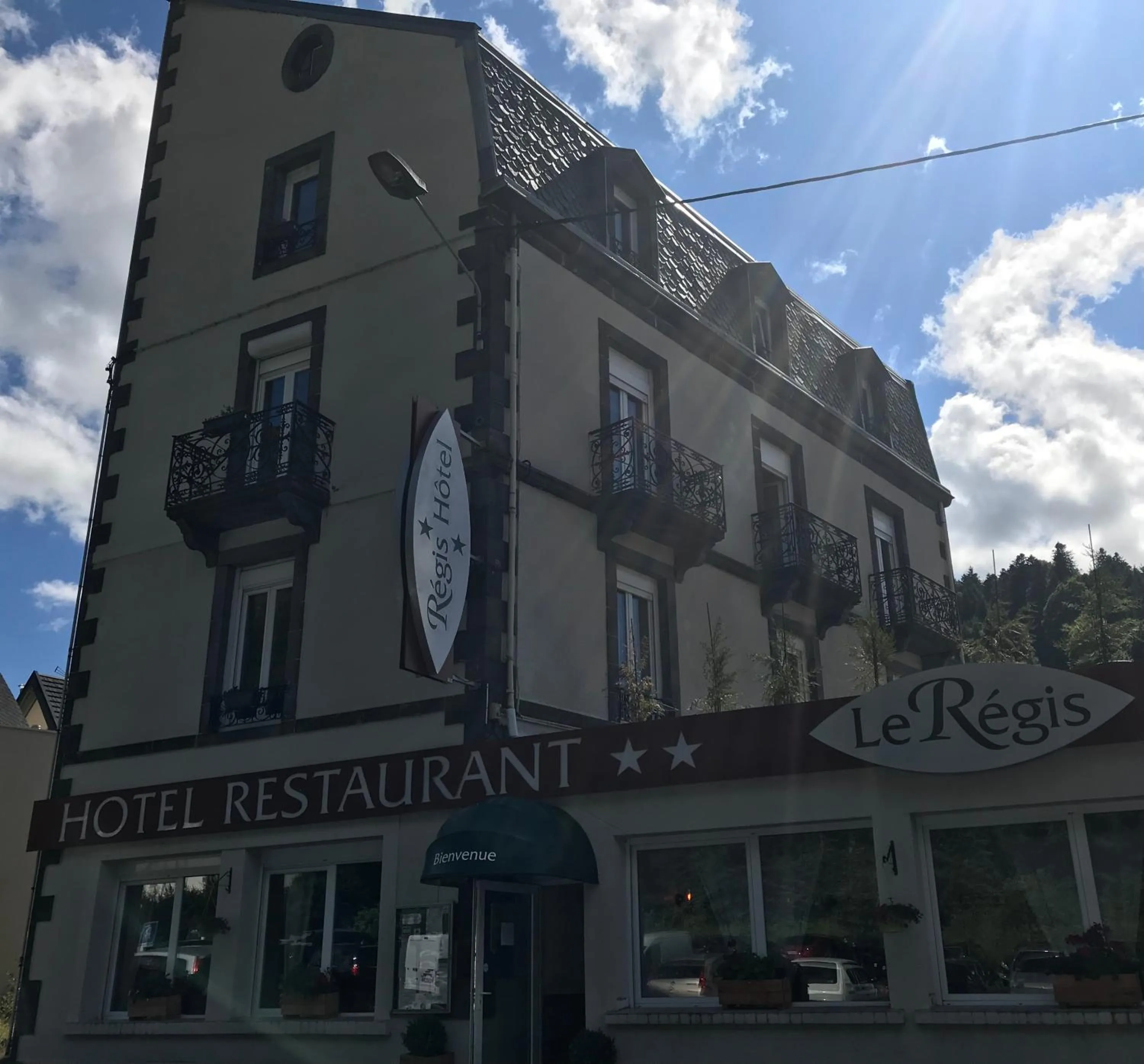 Property Building in Logis Hôtel le Regis