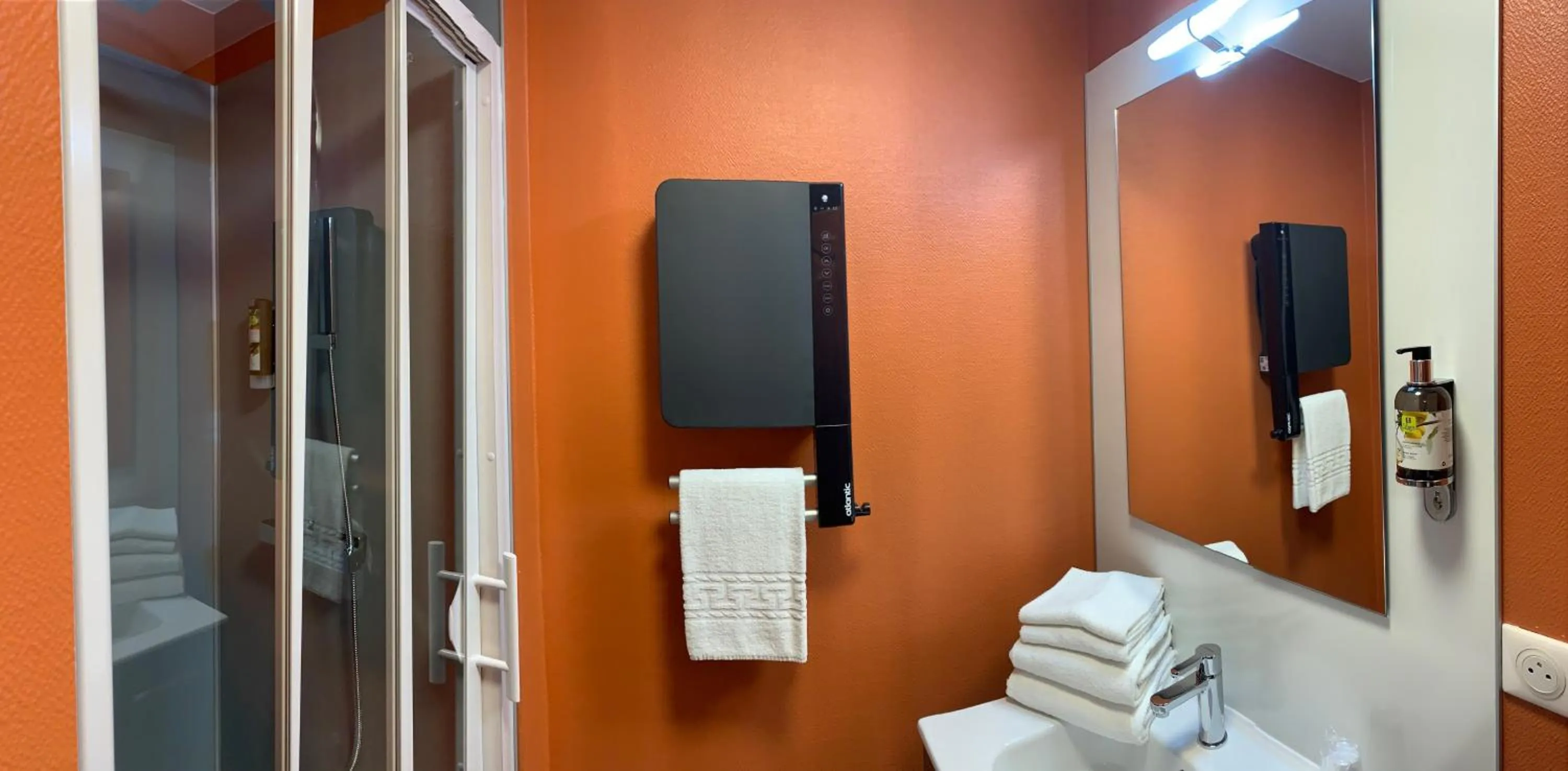 Bathroom in Logis Hôtel le Regis