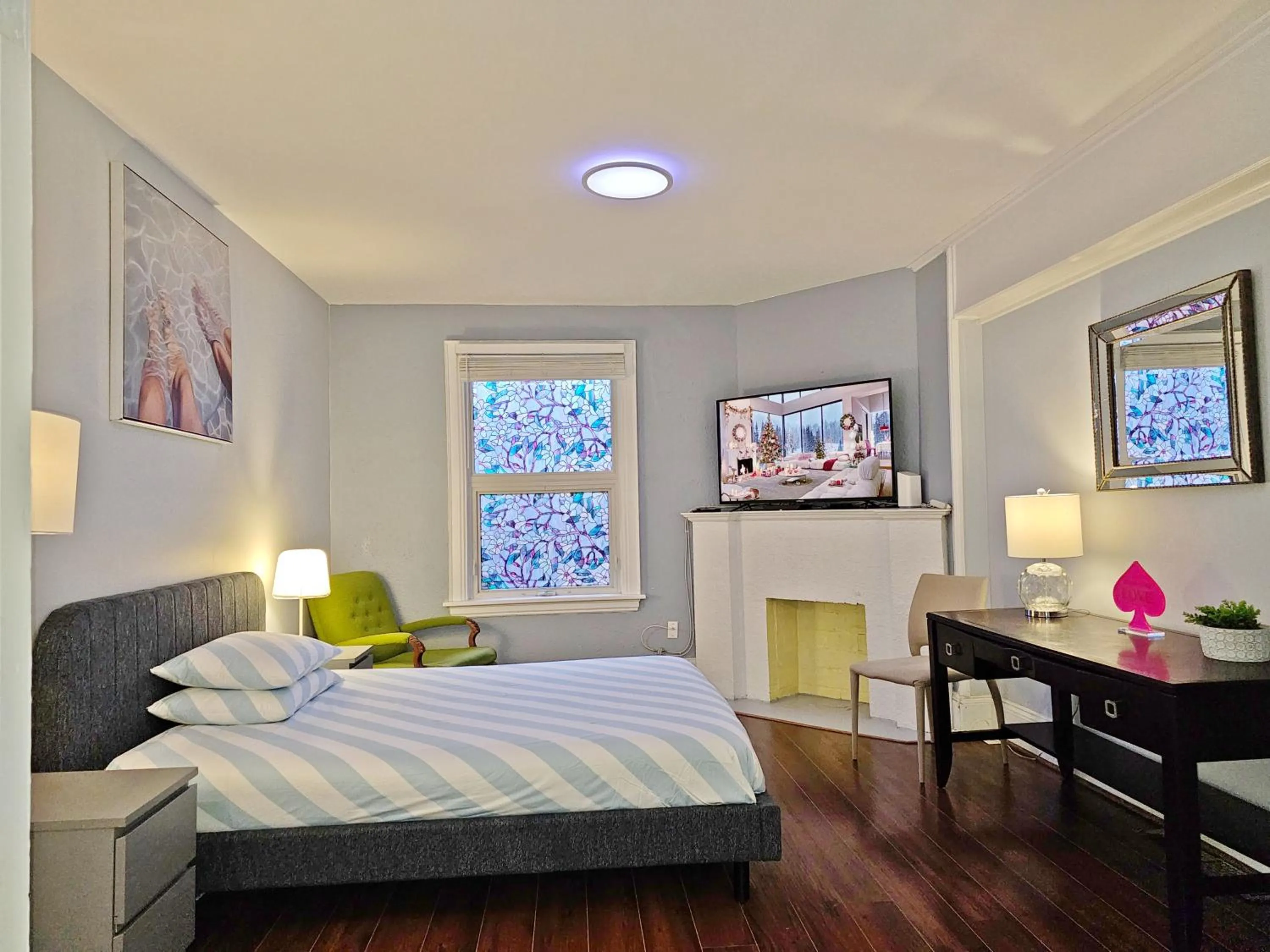 Photo of the whole room, Bed in Winnipeg Holiday