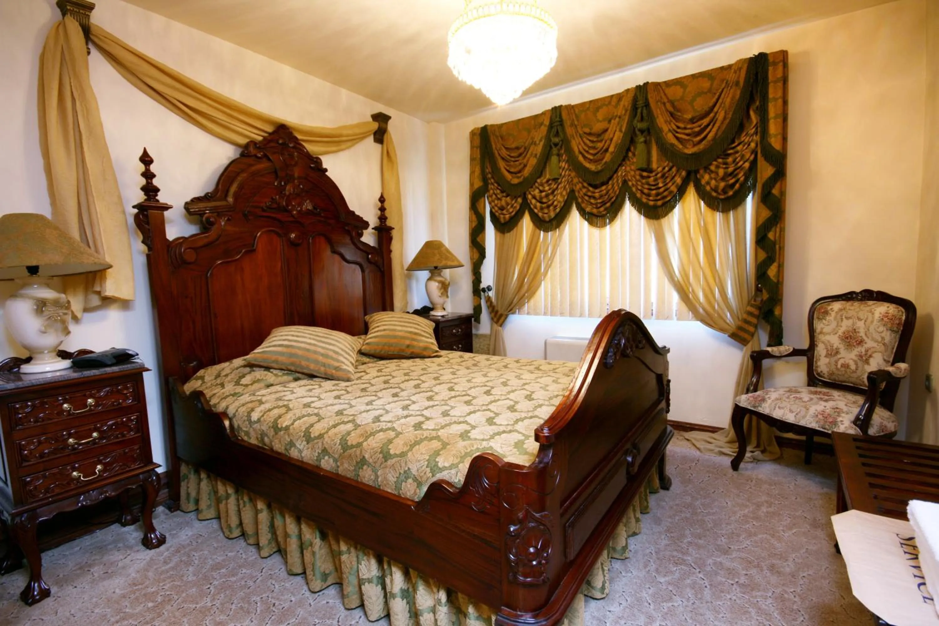 Bed in Dallas Residence