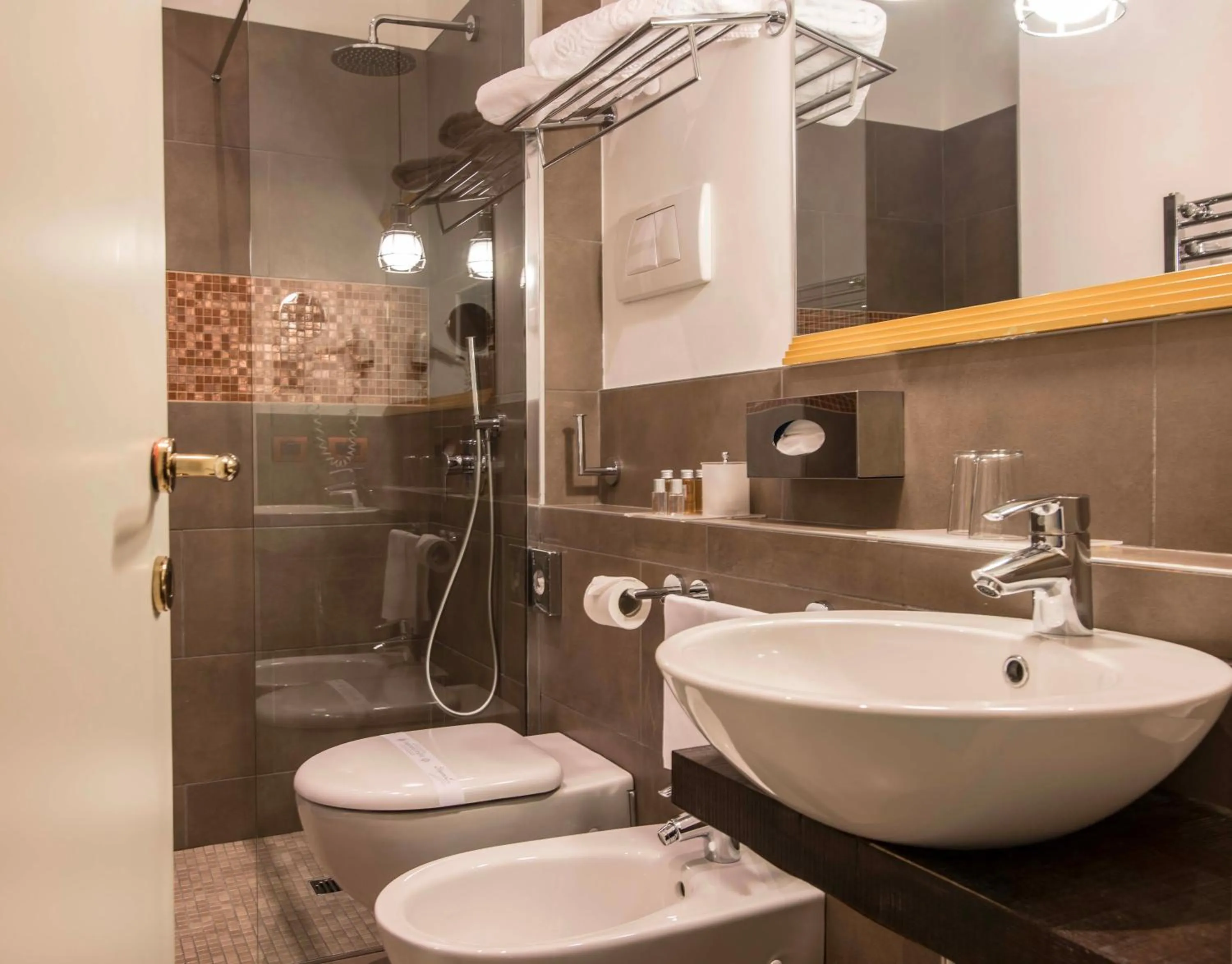 Shower in Terme Preistoriche Resort & Spa