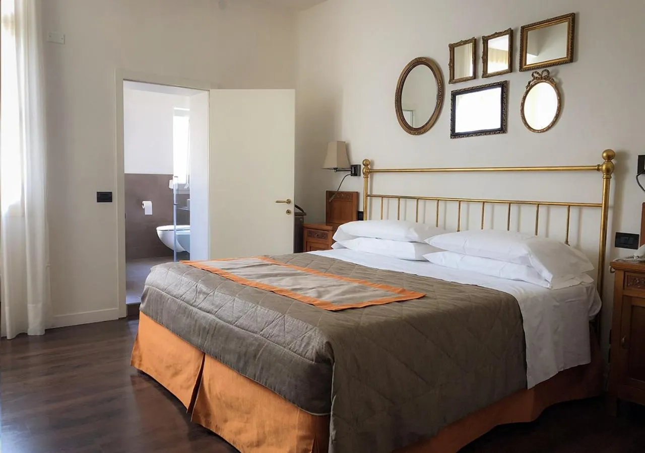 Shower, Bed in Terme Preistoriche Resort & Spa