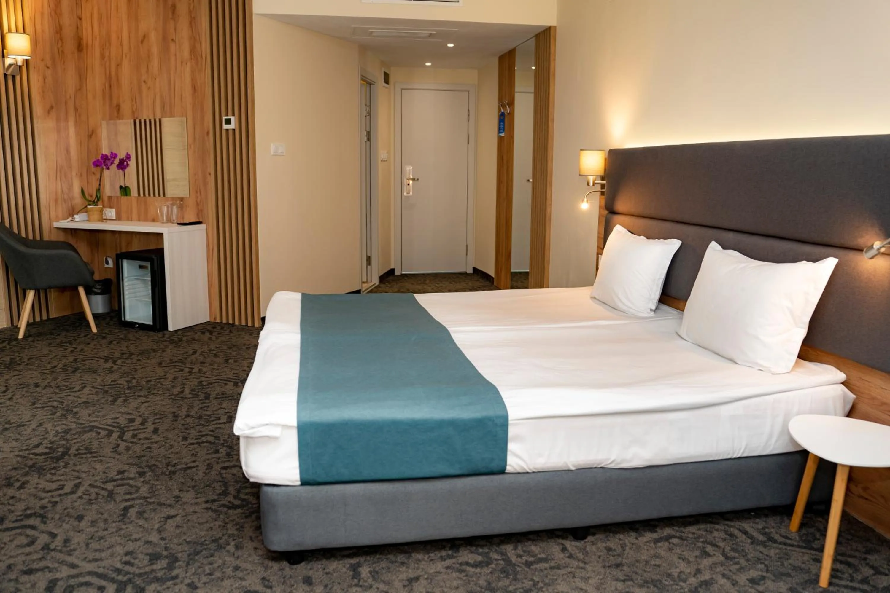 Seating area, Bed in Aqua Hotel