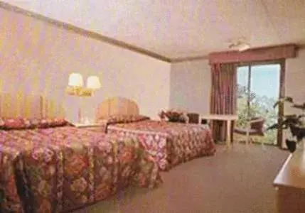 Queen Room with Two Queen Beds in Chateau Royale Inn Queen Room with Two Queen Beds in Chateau Royale Inn