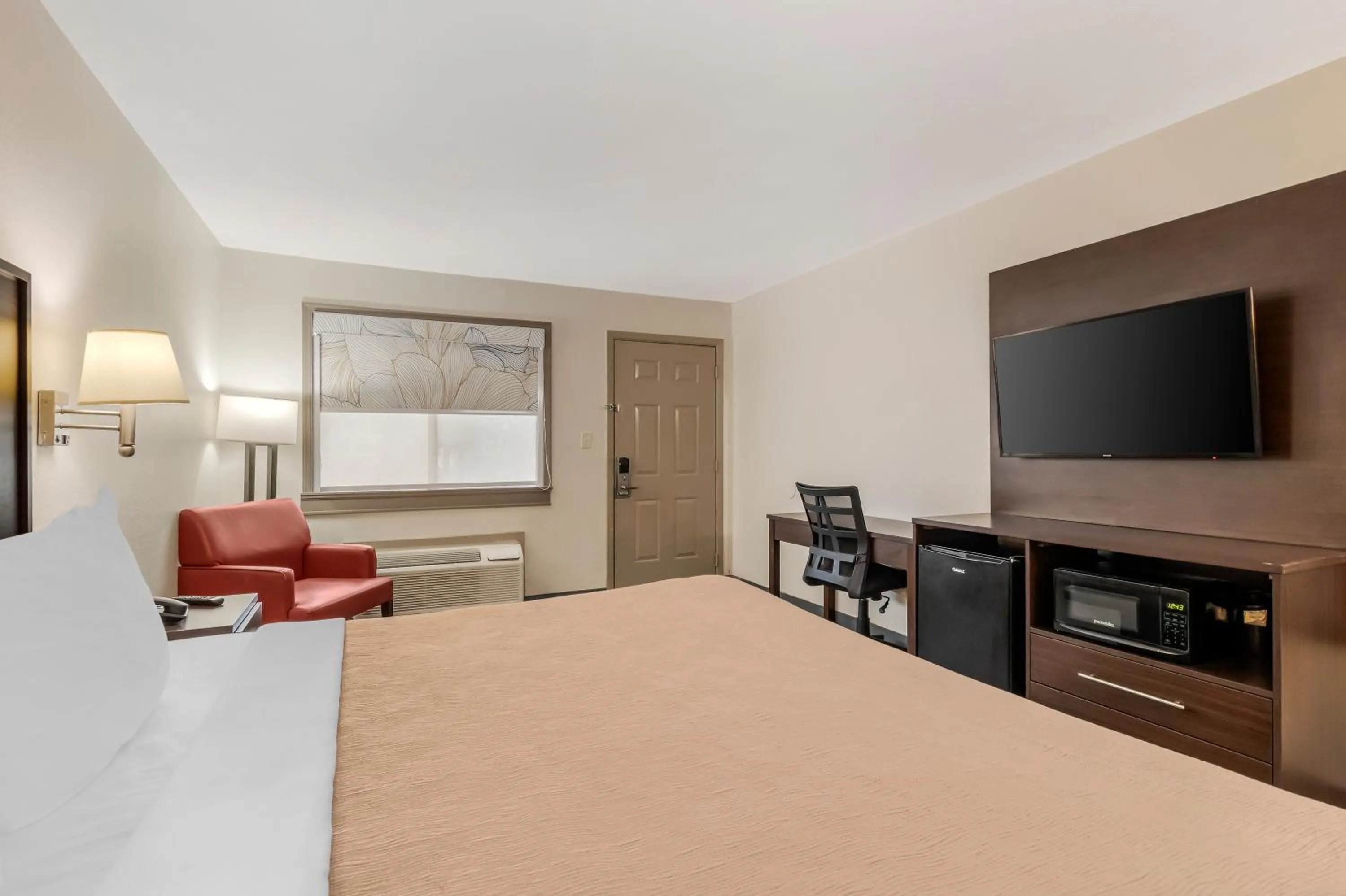 TV and multimedia, Bed in Quality Inn & Suites I-10 near Fiesta Texas