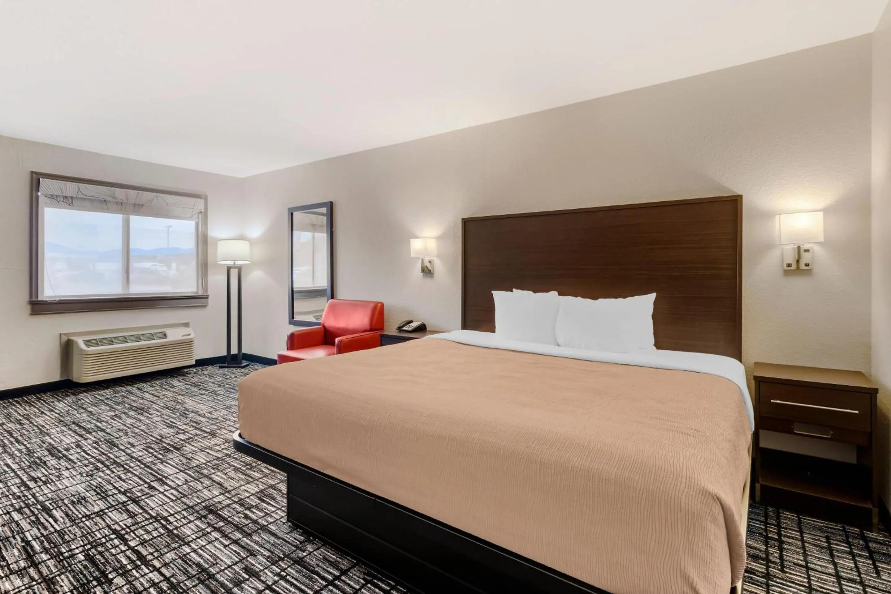 Bedroom, Bed in Quality Inn & Suites I-10 near Fiesta Texas