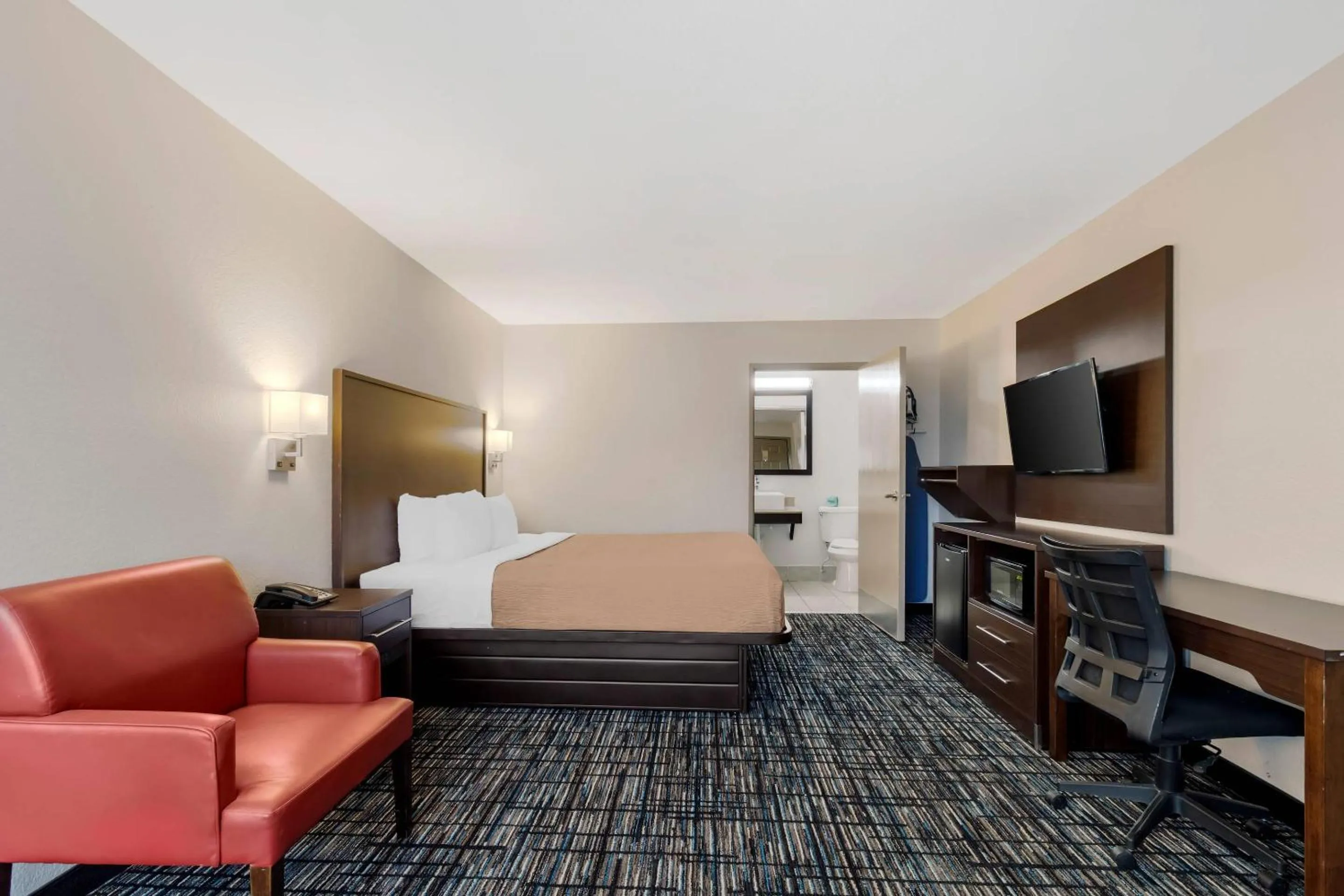 Bedroom, Bed in Quality Inn & Suites I-10 near Fiesta Texas