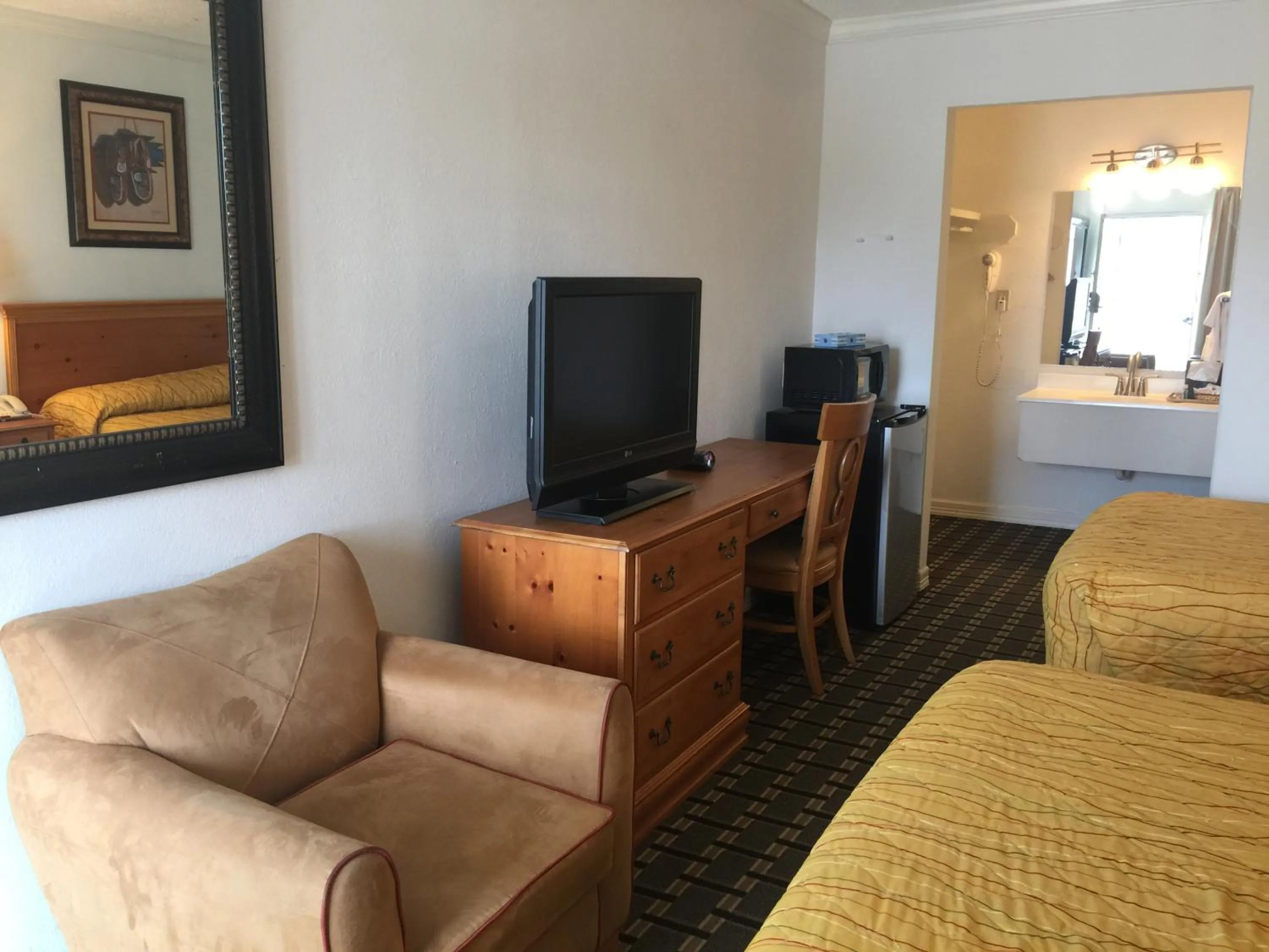 Bed in Houston Inn and Suites