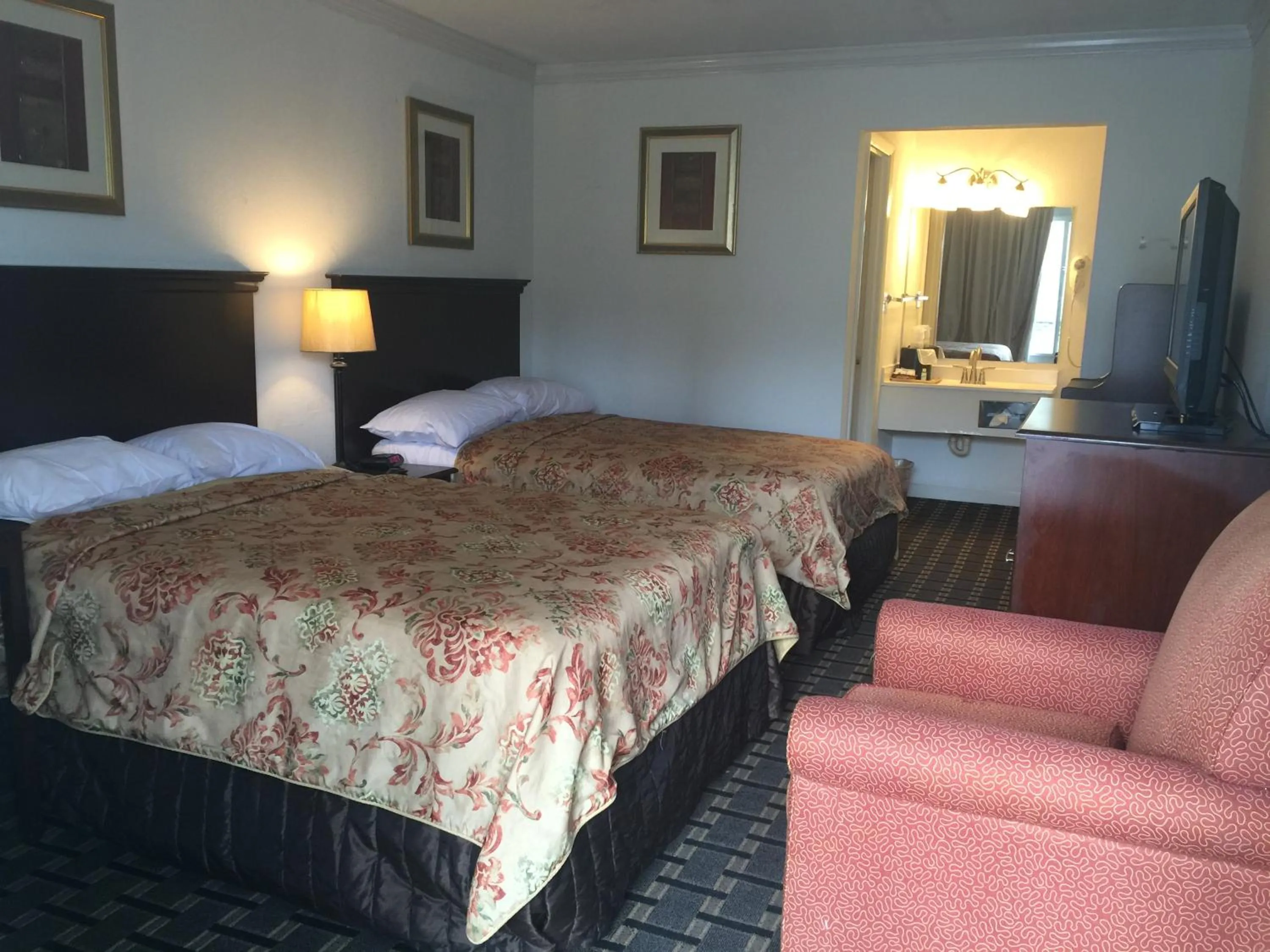 Bed in Houston Inn and Suites