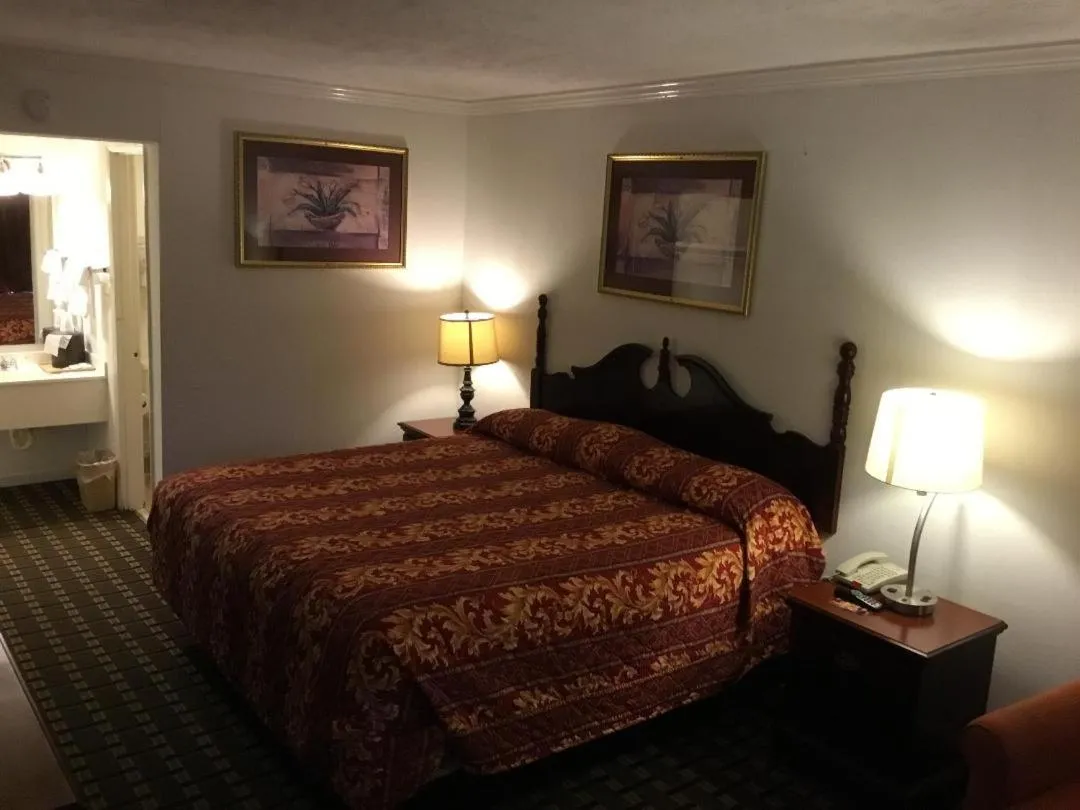 Bed in Houston Inn and Suites