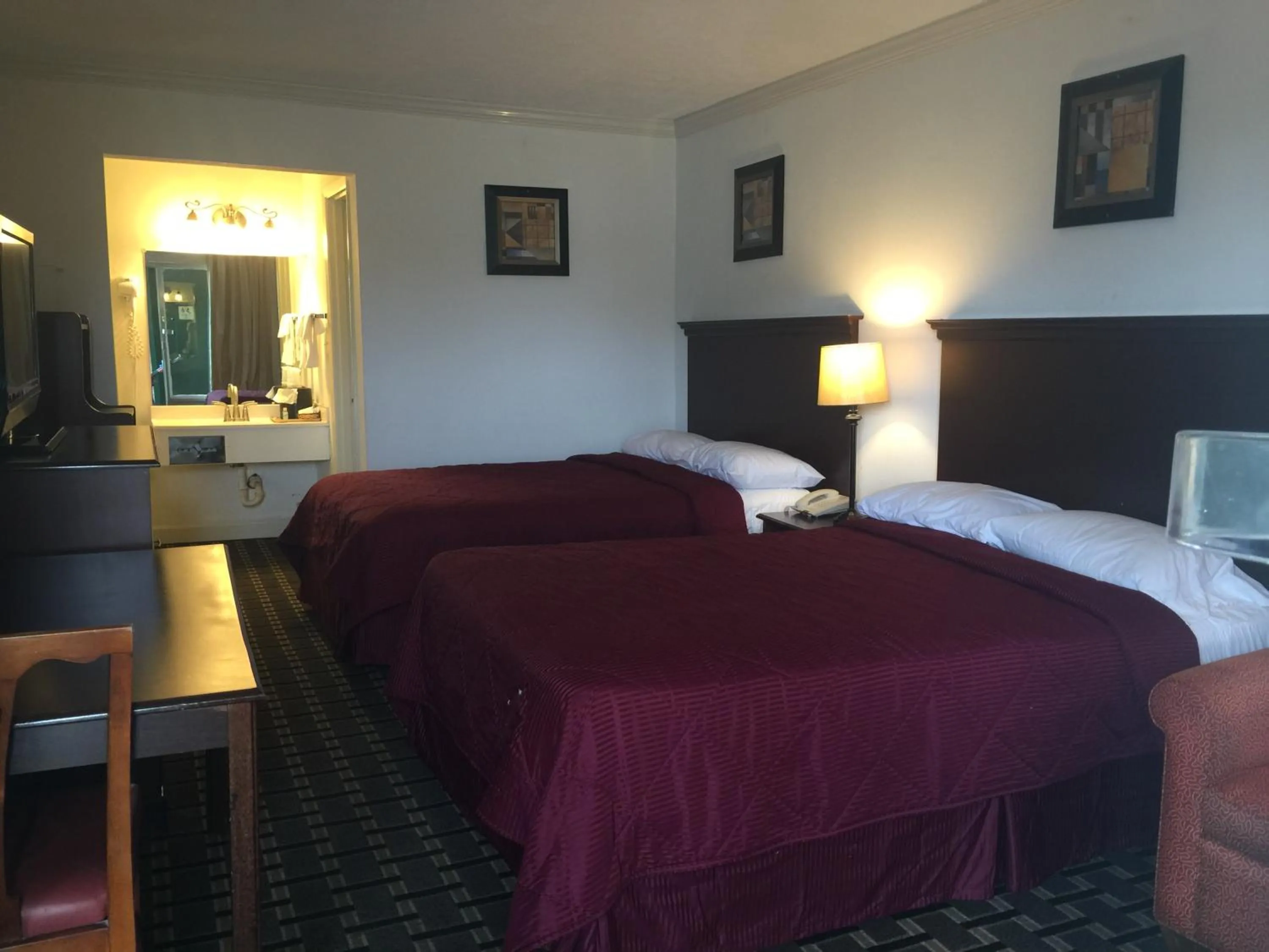 Bed in Houston Inn and Suites