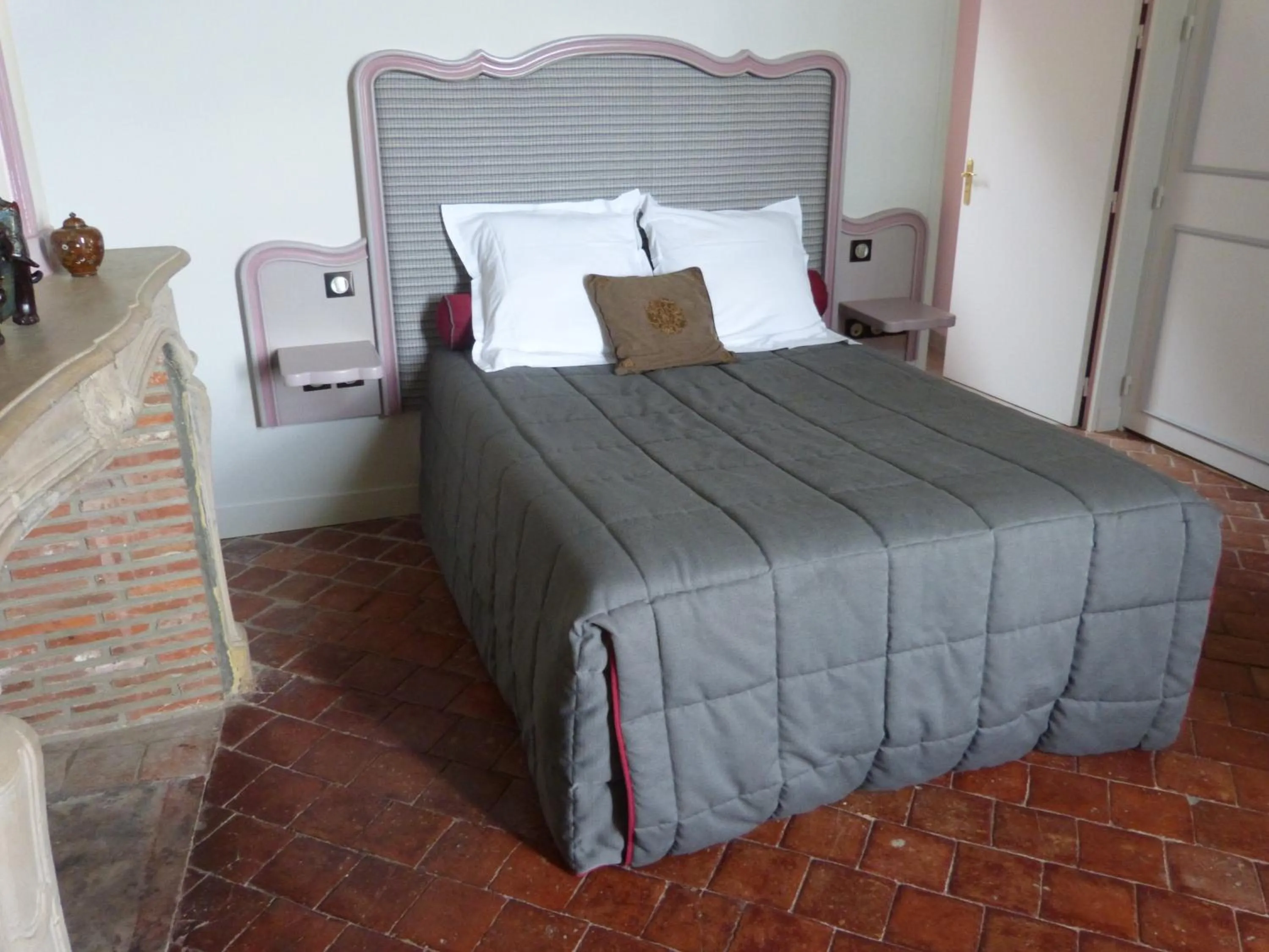 Bed in Logis Hôtel Le Relais Louis XI