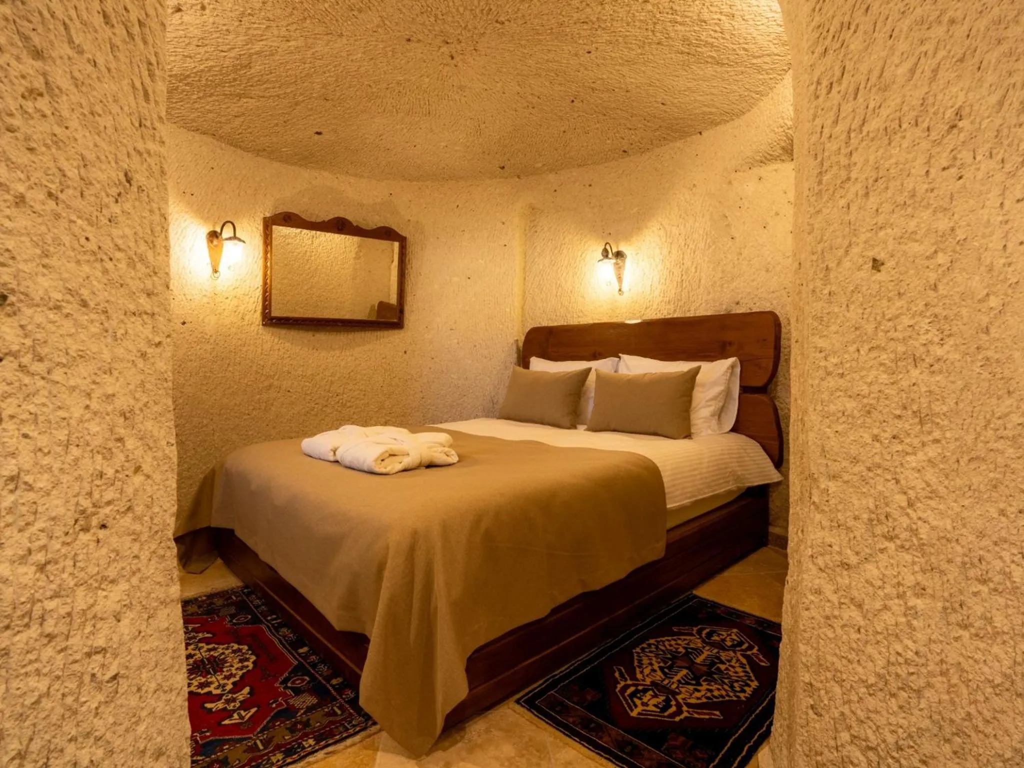 Bedroom, Bed in Tulip Cave Suites