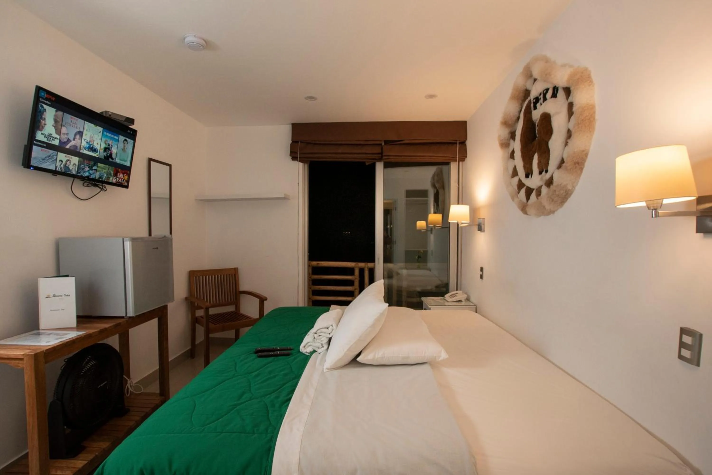 Shower, Bed in Hotel Riviera Inka Paracas