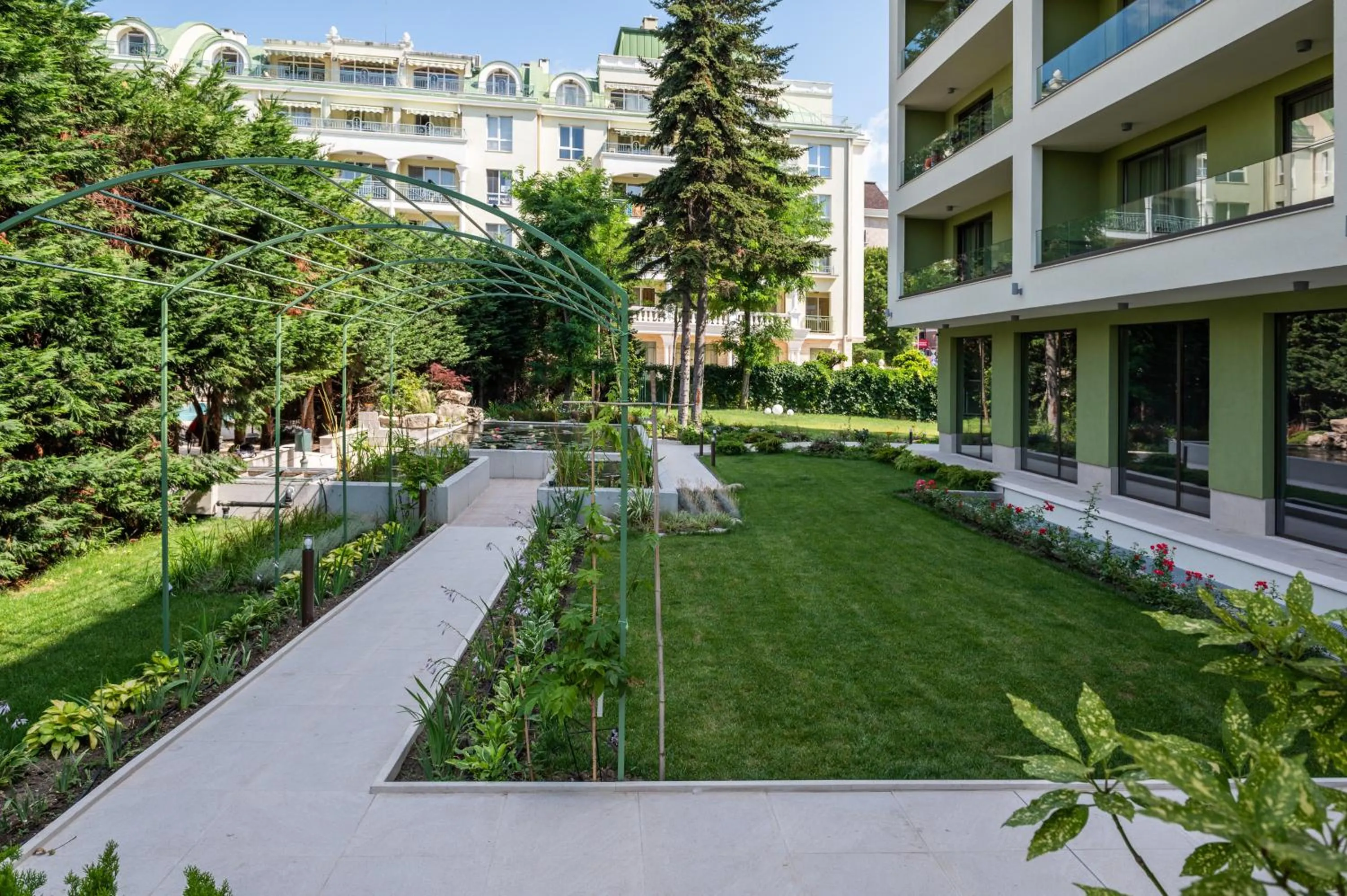Garden in Romance Hotel and Family Suites