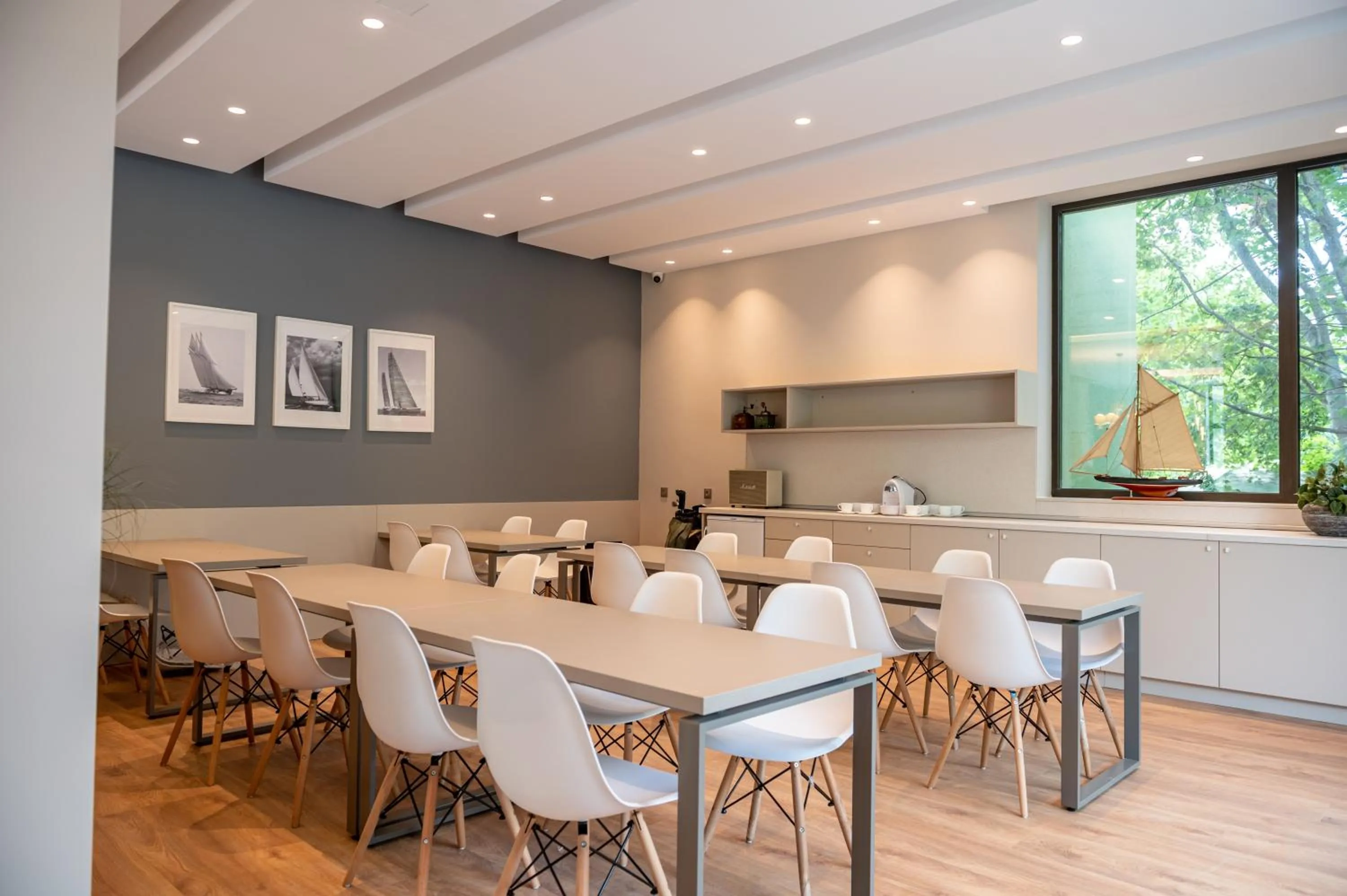 Restaurant/places to eat in Romance Hotel and Family Suites