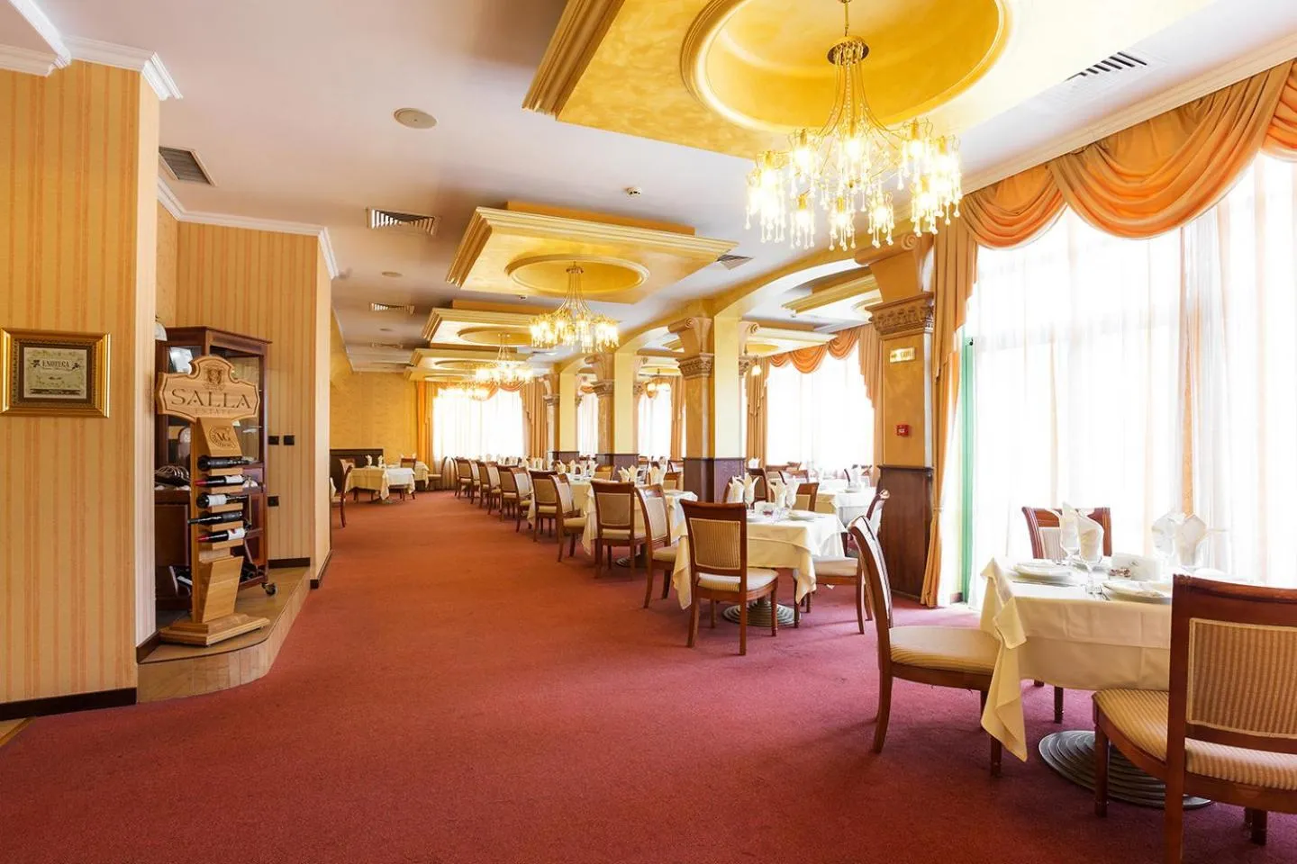 Restaurant/places to eat in Romance Hotel and Family Suites