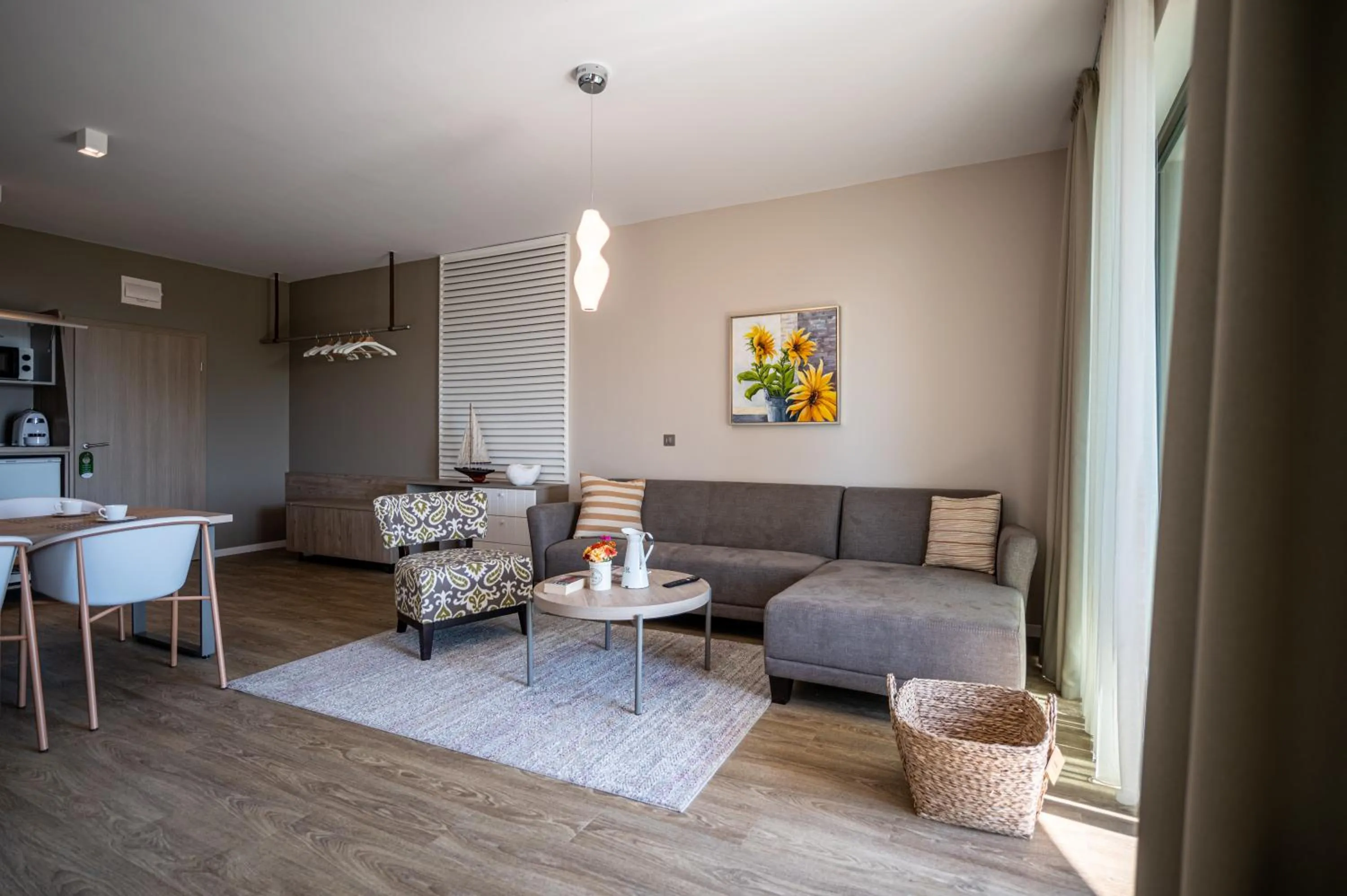 Romance Hotel and Family Suites