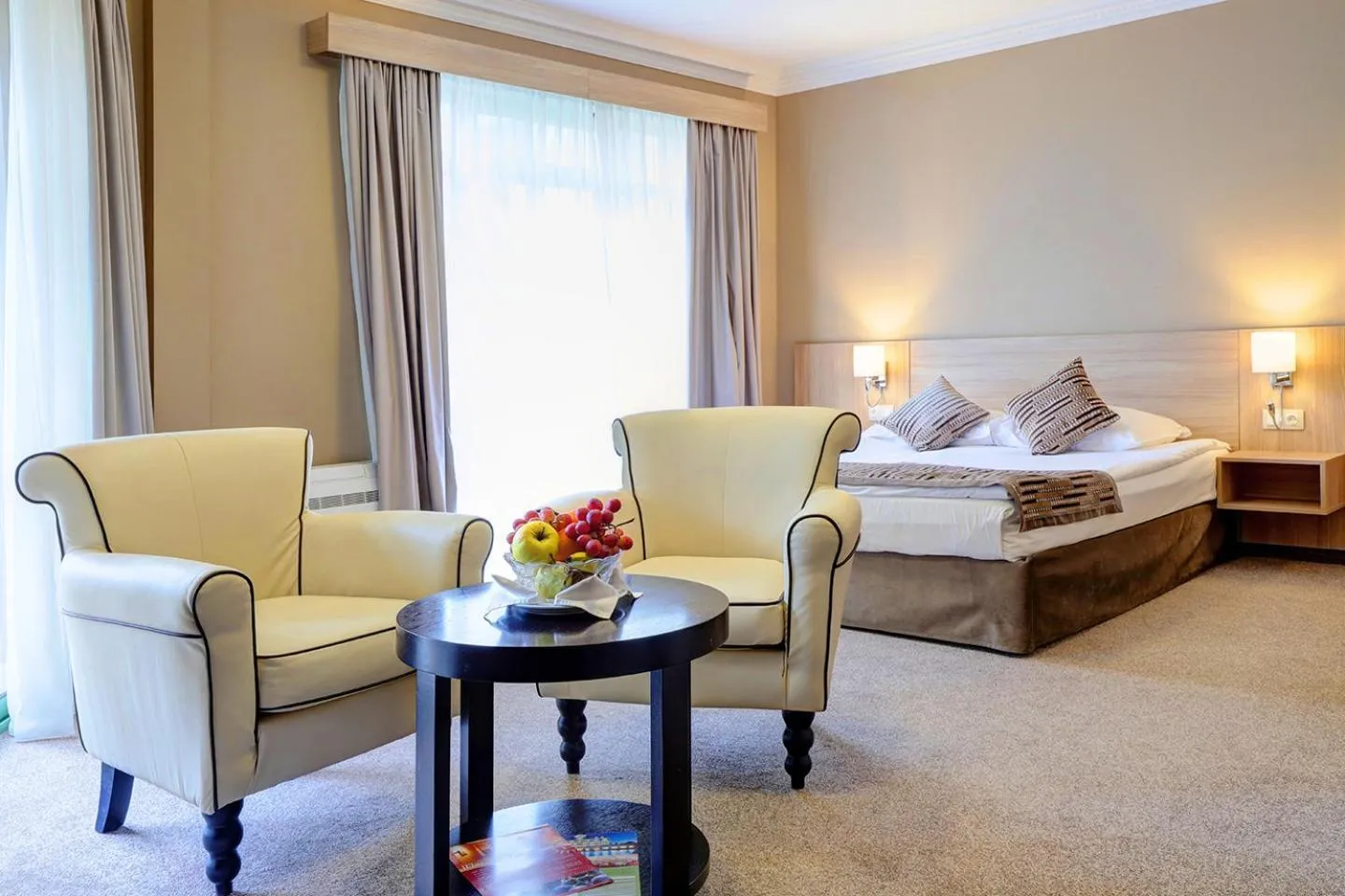 Seating area, Bed in Romance Hotel and Family Suites