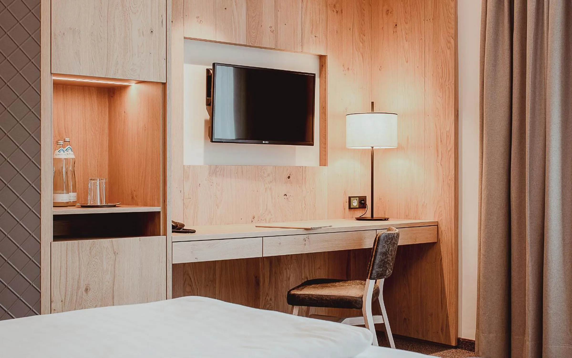 TV and multimedia, Bed in Österreichischer Hof-im Bademantel direkt in die Alpentherme