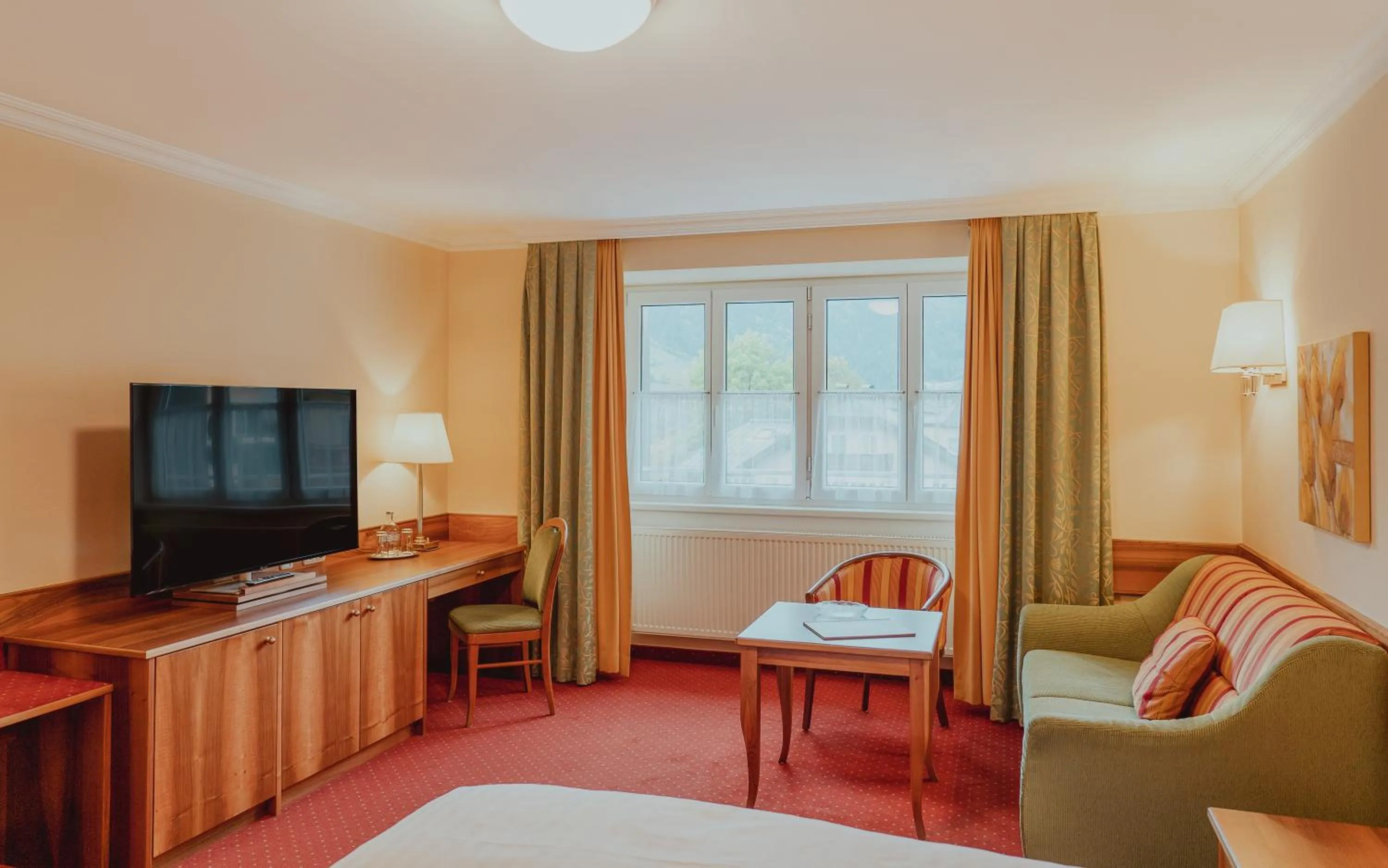 TV and multimedia, Bed in Österreichischer Hof-im Bademantel direkt in die Alpentherme