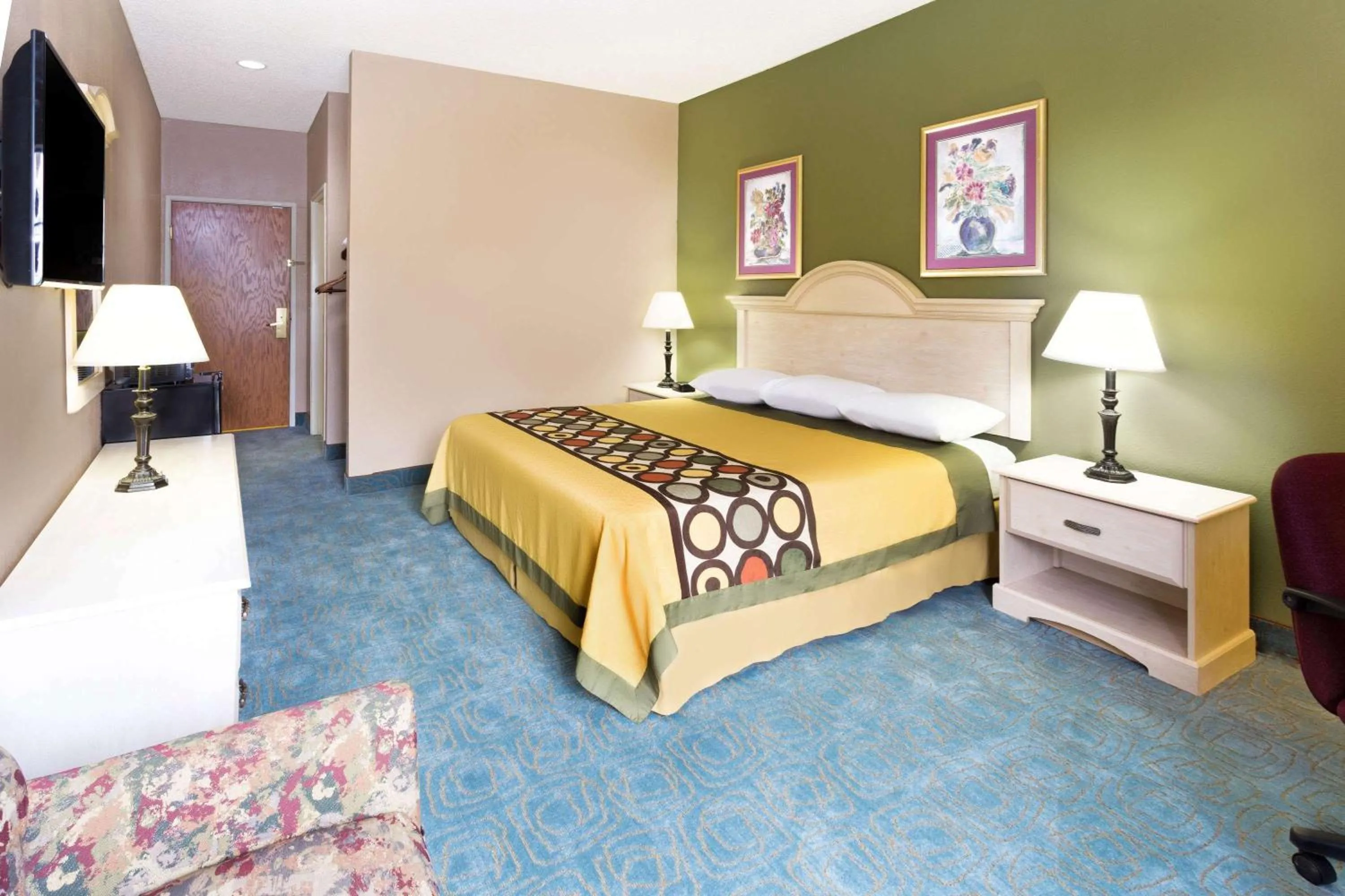 Photo of the whole room, Bed in Super 8 by Wyndham Freeport