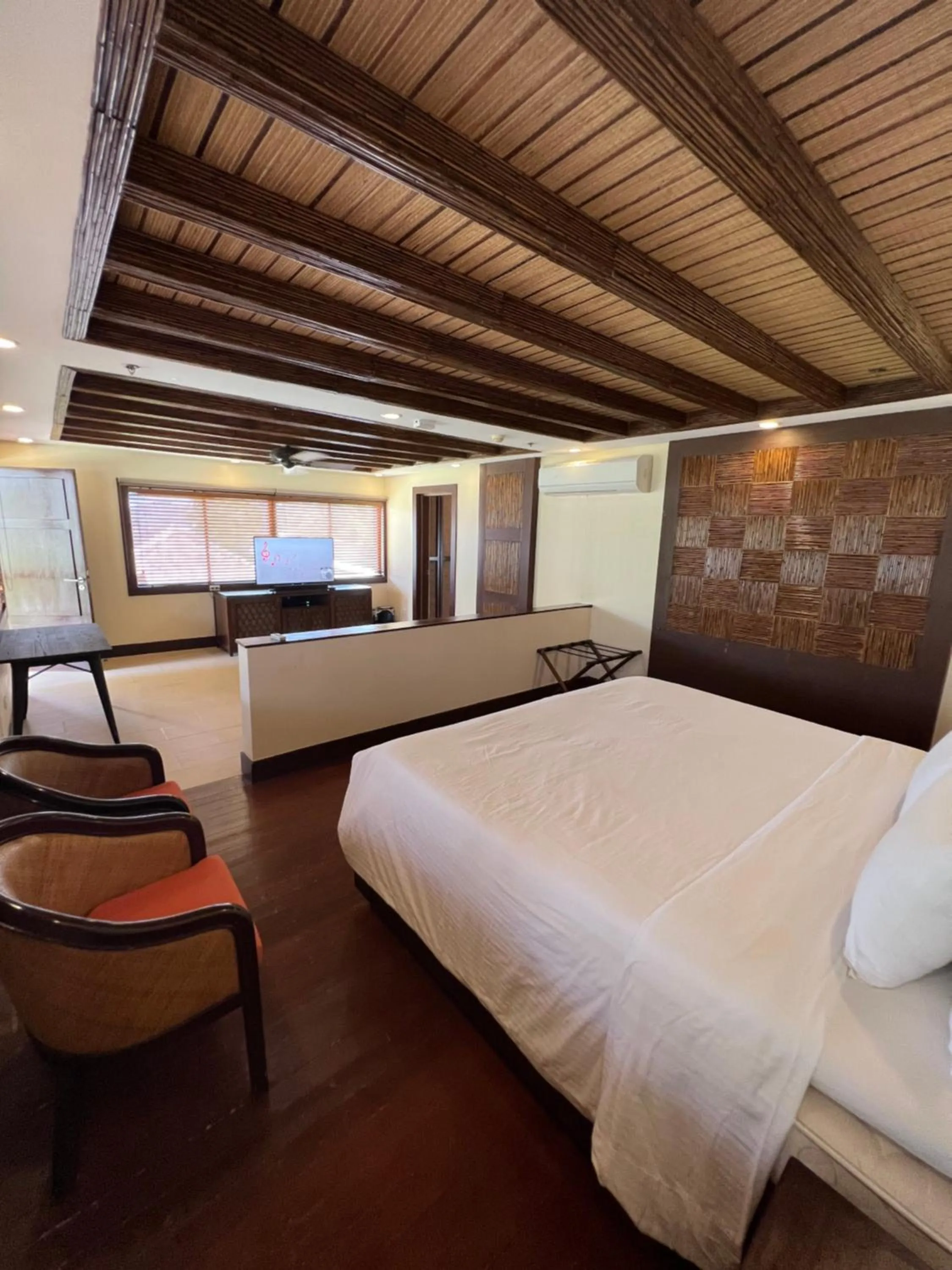 Bed in Fridays Puerto Galera