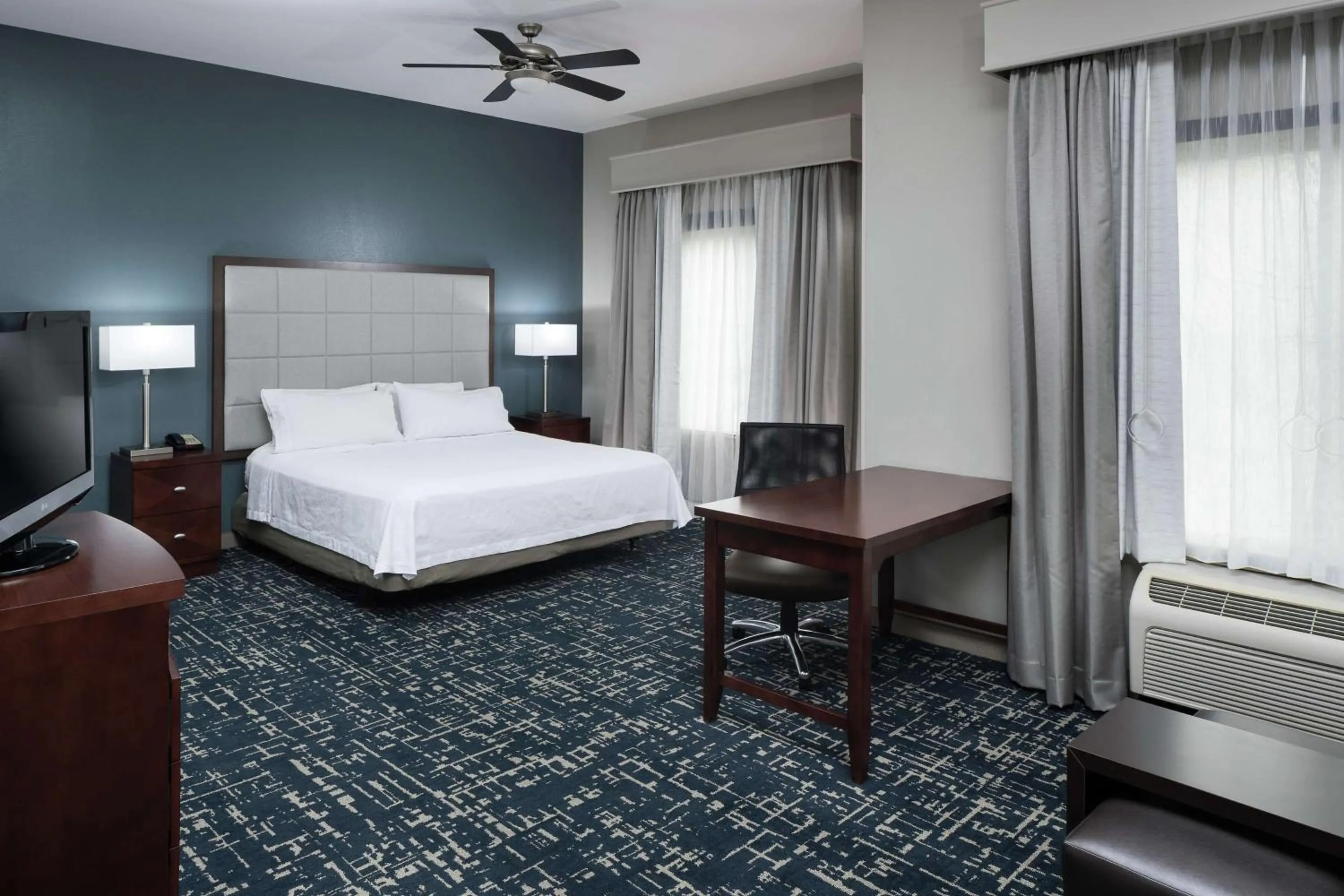 Bed in Homewood Suites by Hilton Fresno Airport/Clovis