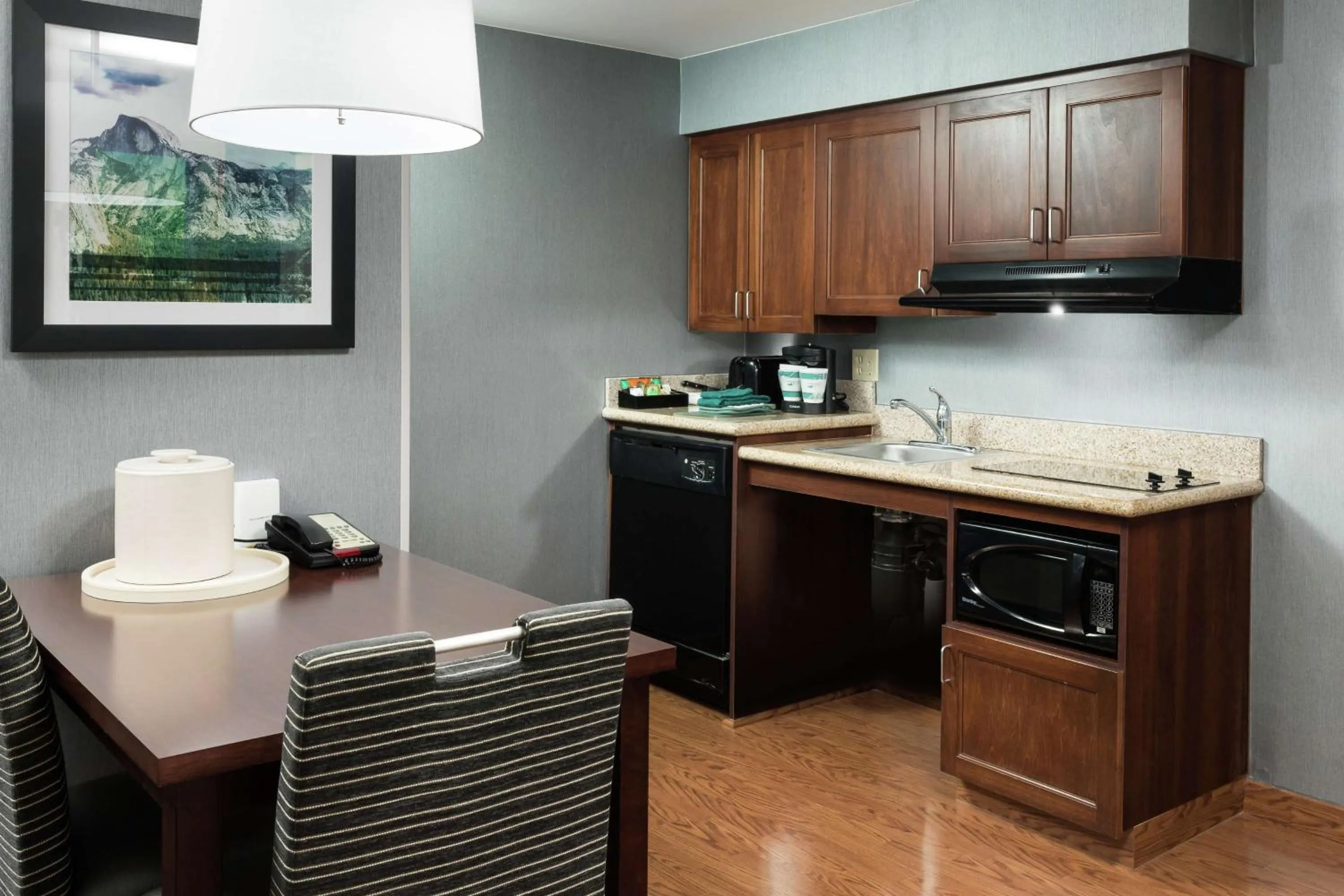 Kitchen or kitchenette in Homewood Suites by Hilton Fresno Airport/Clovis