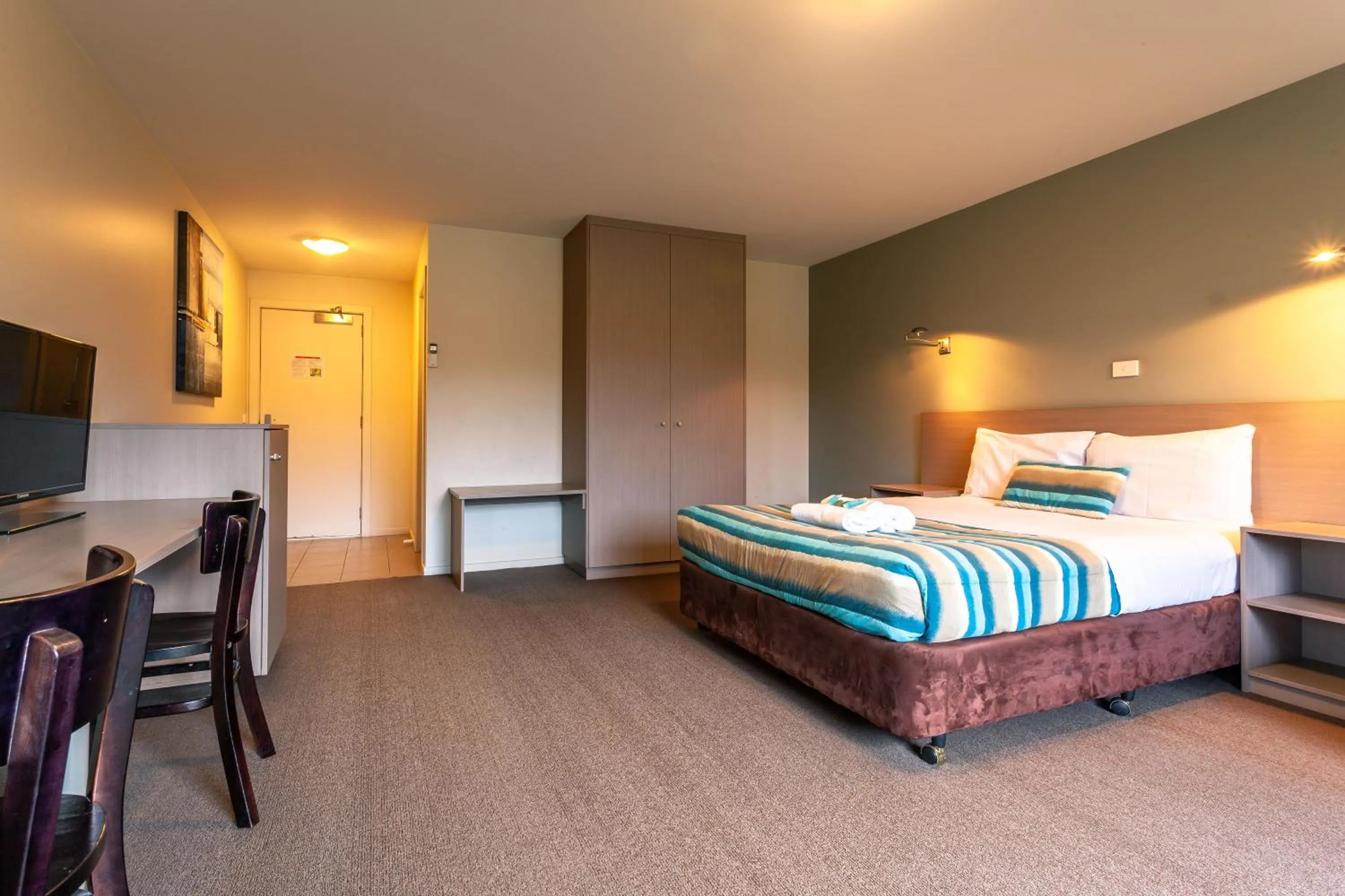 Bedroom, Bed in Kingston Hotel