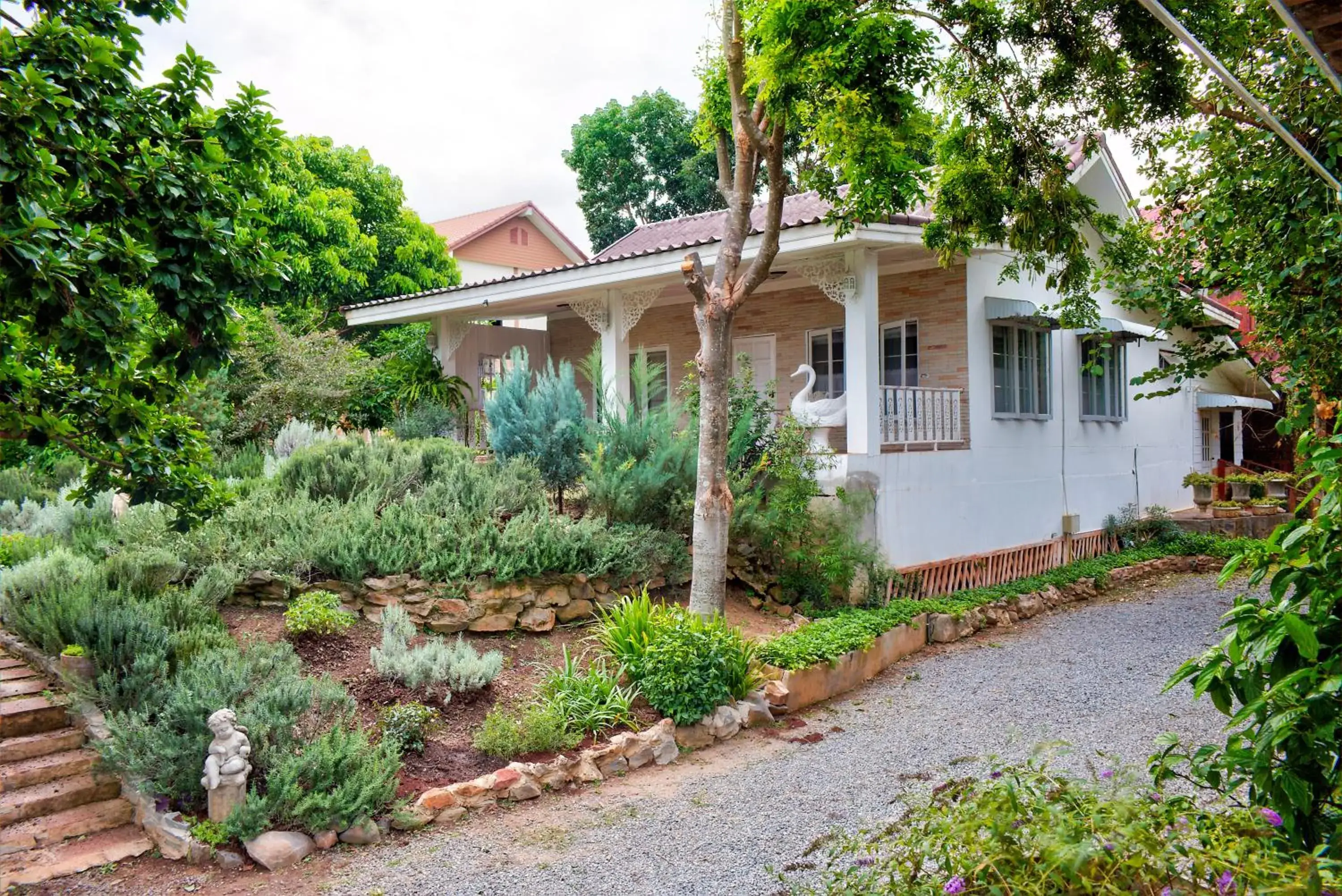 Three-Bedroom Country House in Rosemary House Three-Bedroom Country House in Rosemary House