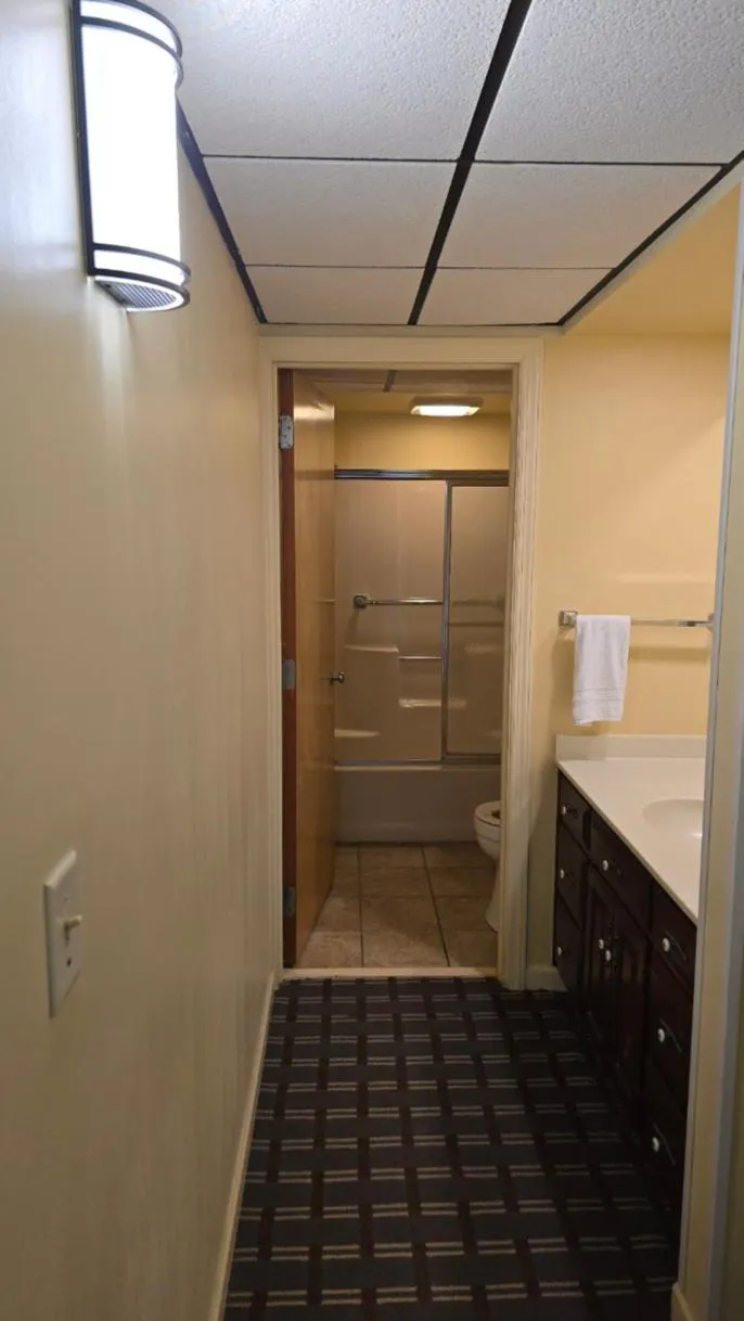 Shower in Classic Inn Lancaster