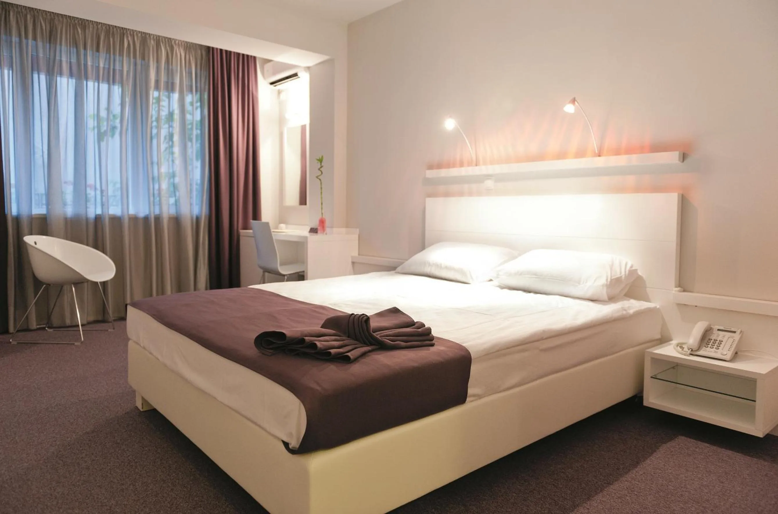 Bed in Leonardo Hotel