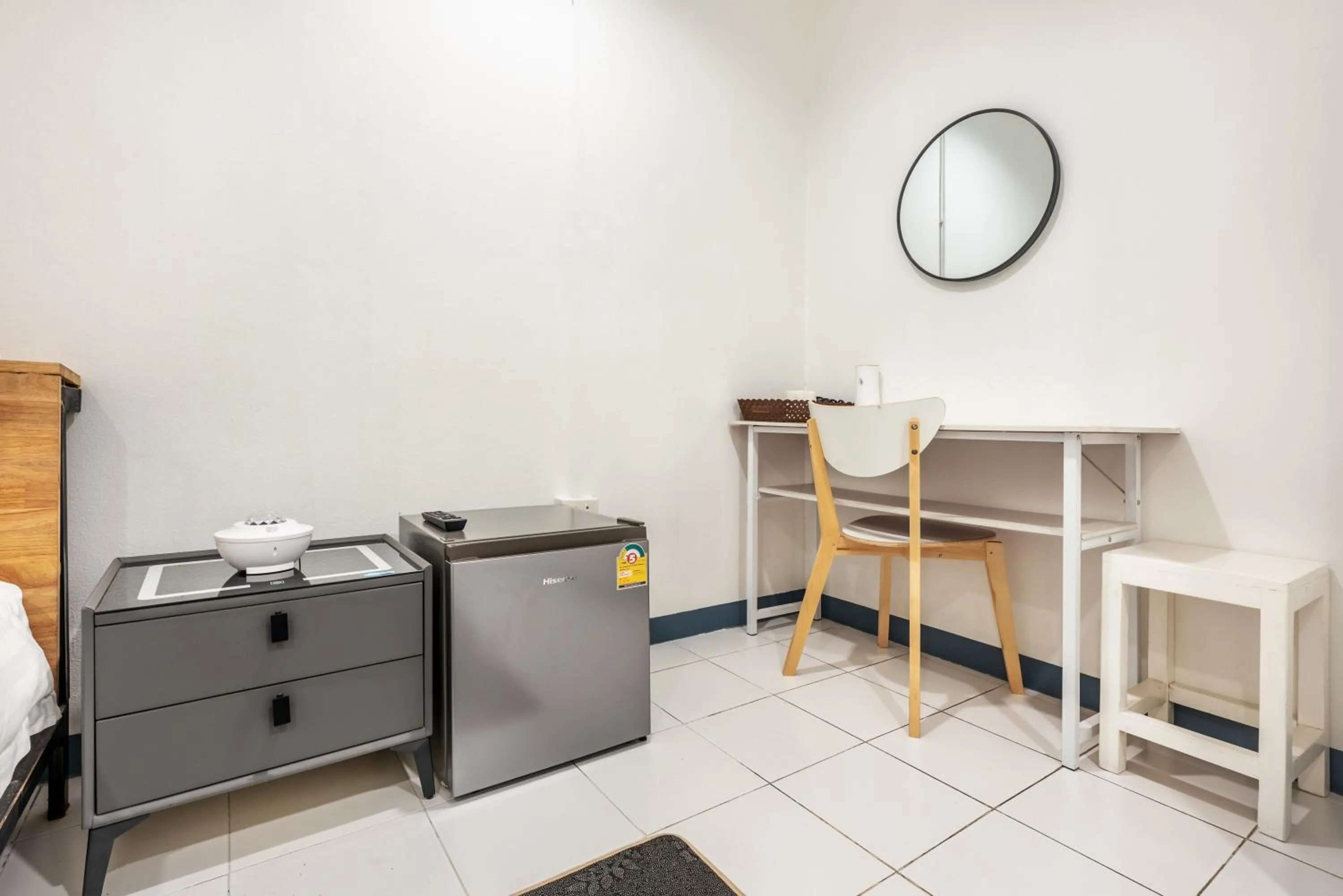 hair dresser in Sloth Hostel Don Mueang