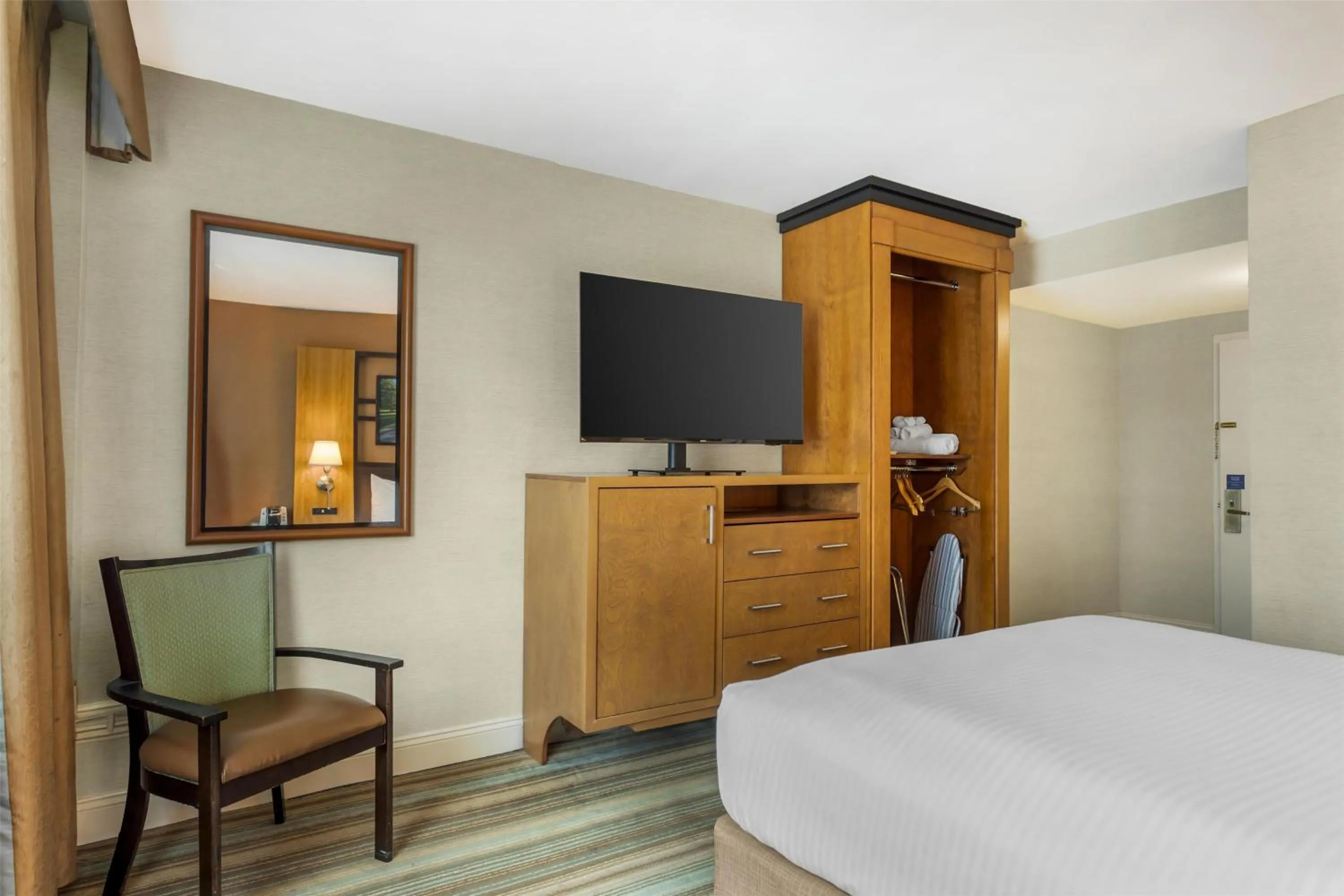 Bedroom, Bed in Best Western Queens Gold Coast