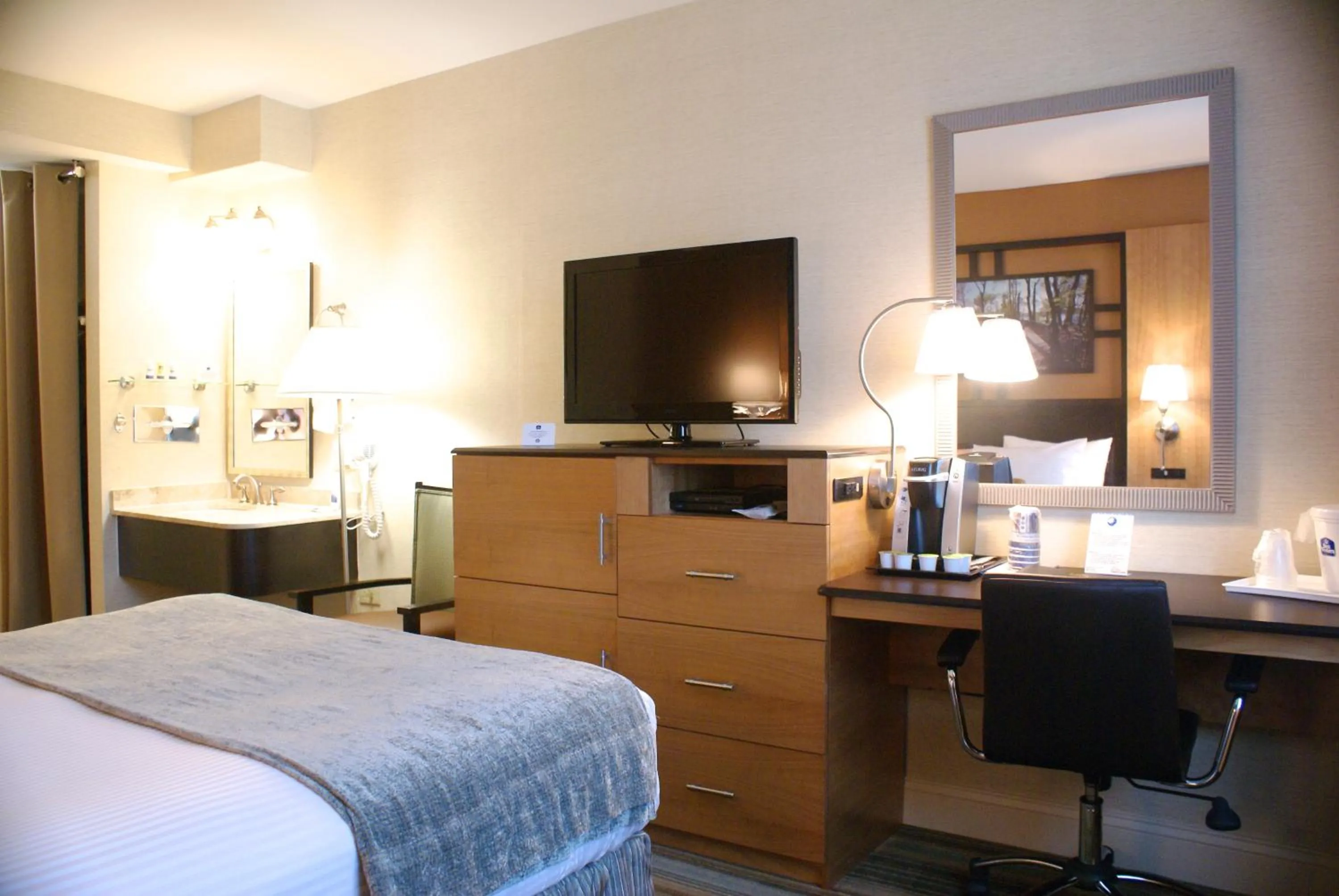 Photo of the whole room, Bed in Best Western Queens Gold Coast