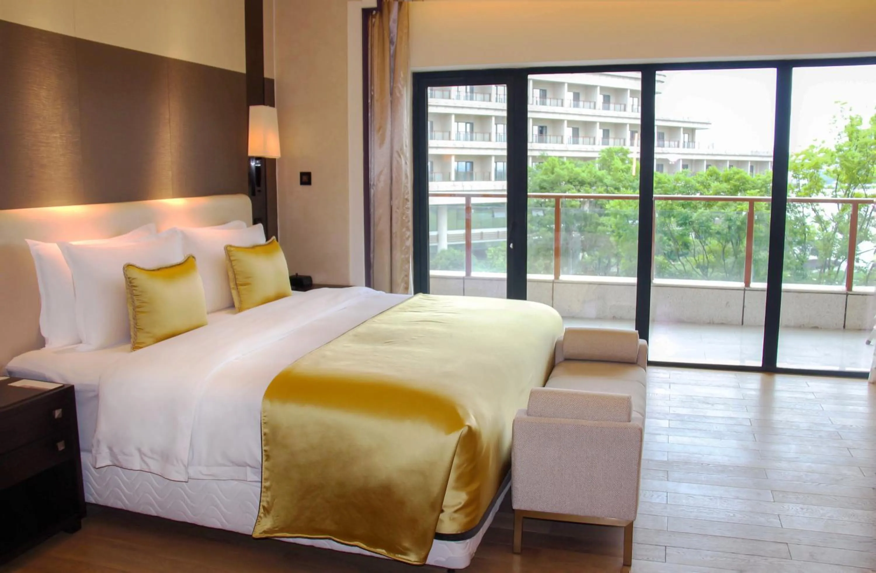 Bed in Radisson Blu Hotel Wuhan ETD Zone