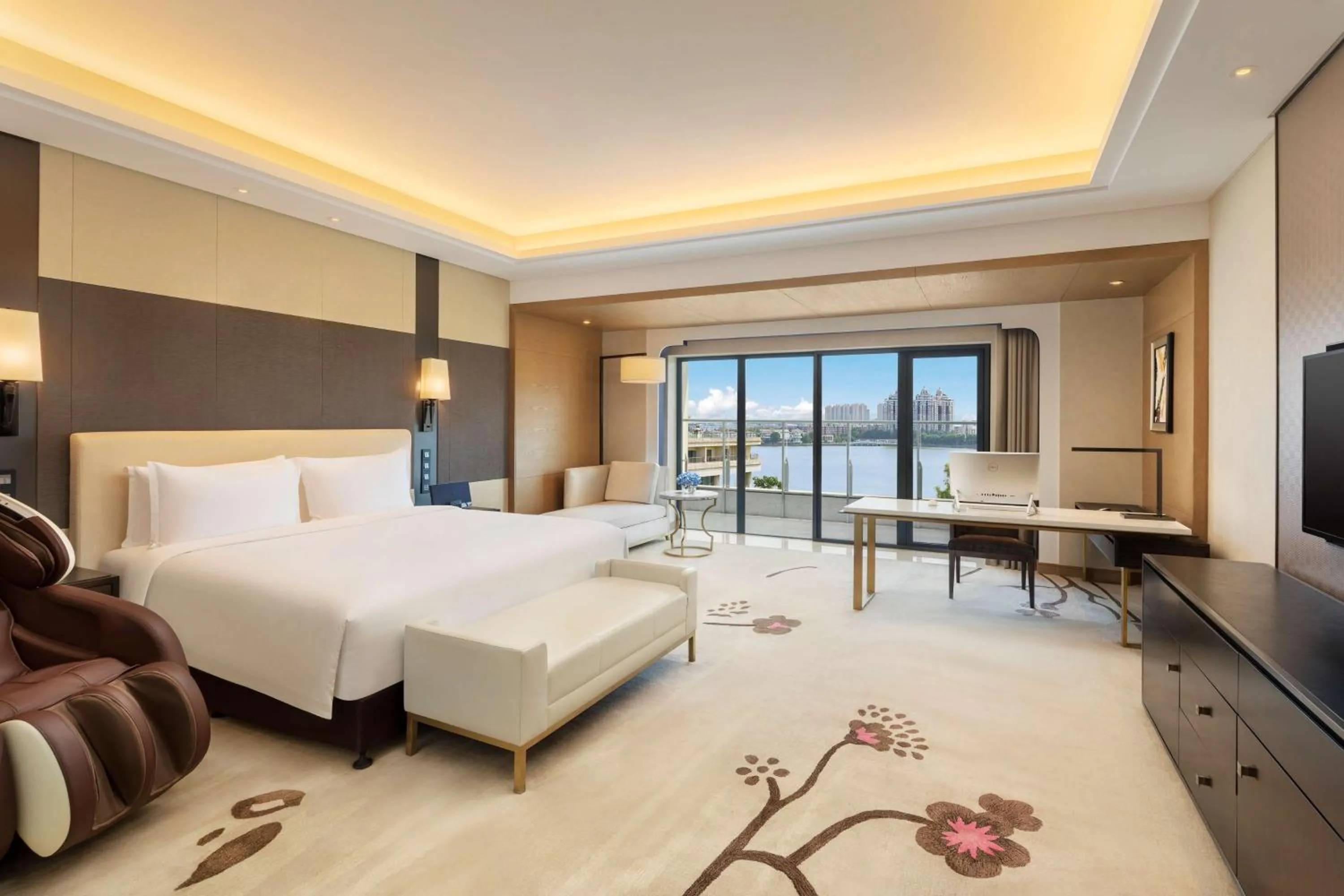 Photo of the whole room, Bed in Radisson Blu Hotel Wuhan ETD Zone