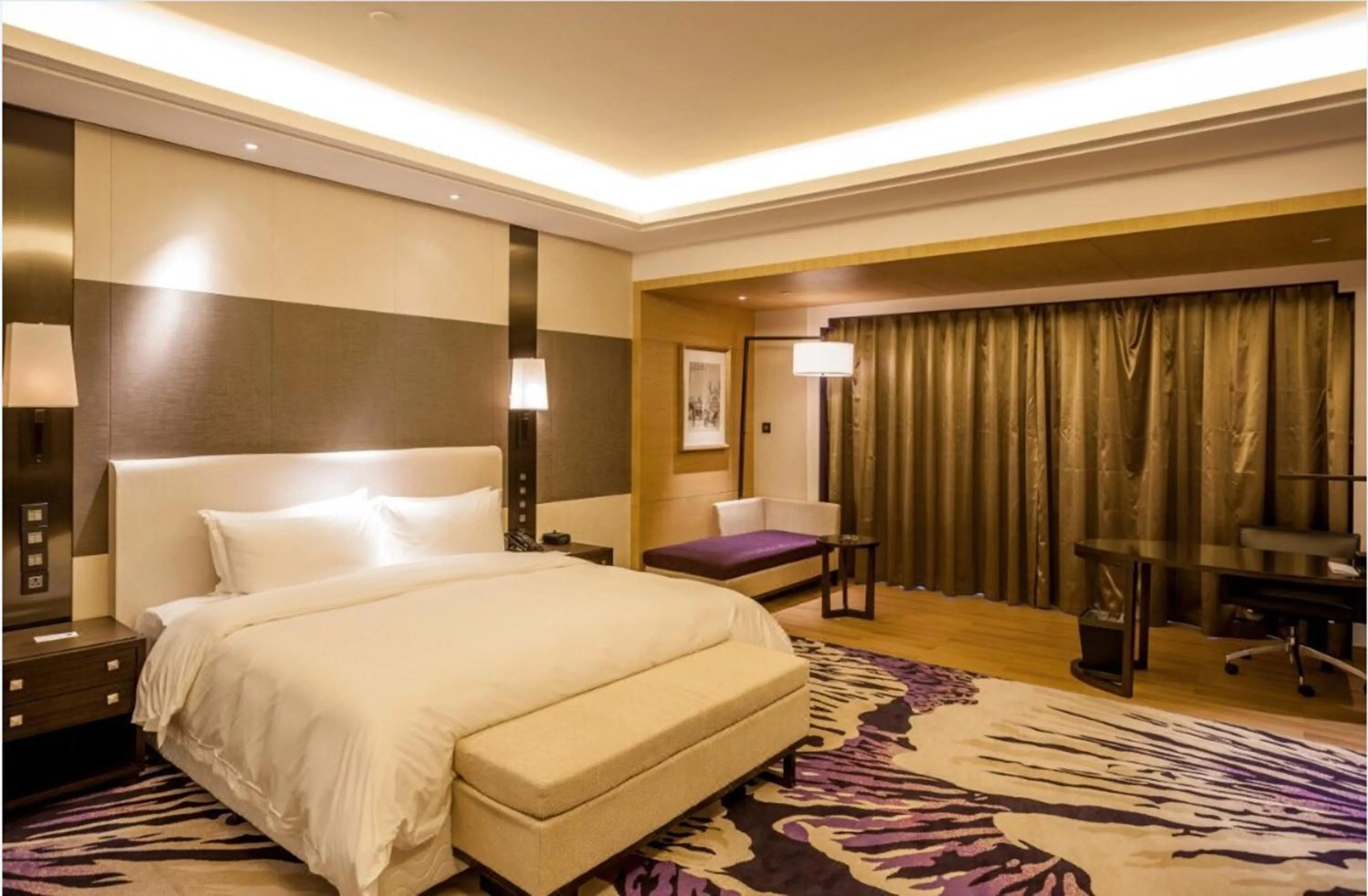Bed in Radisson Blu Hotel Wuhan ETD Zone