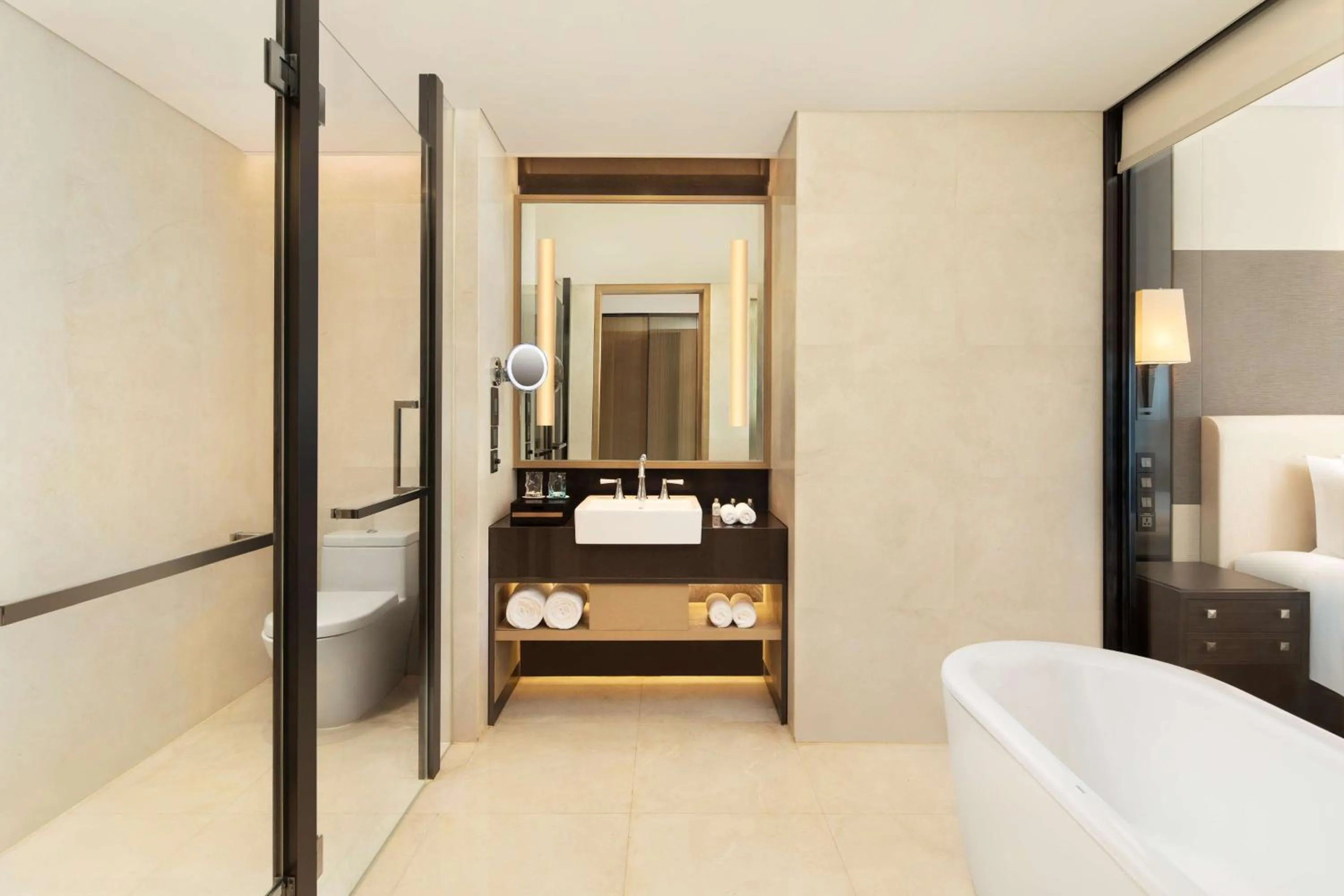 Bathroom, Bed in Radisson Blu Hotel Wuhan ETD Zone