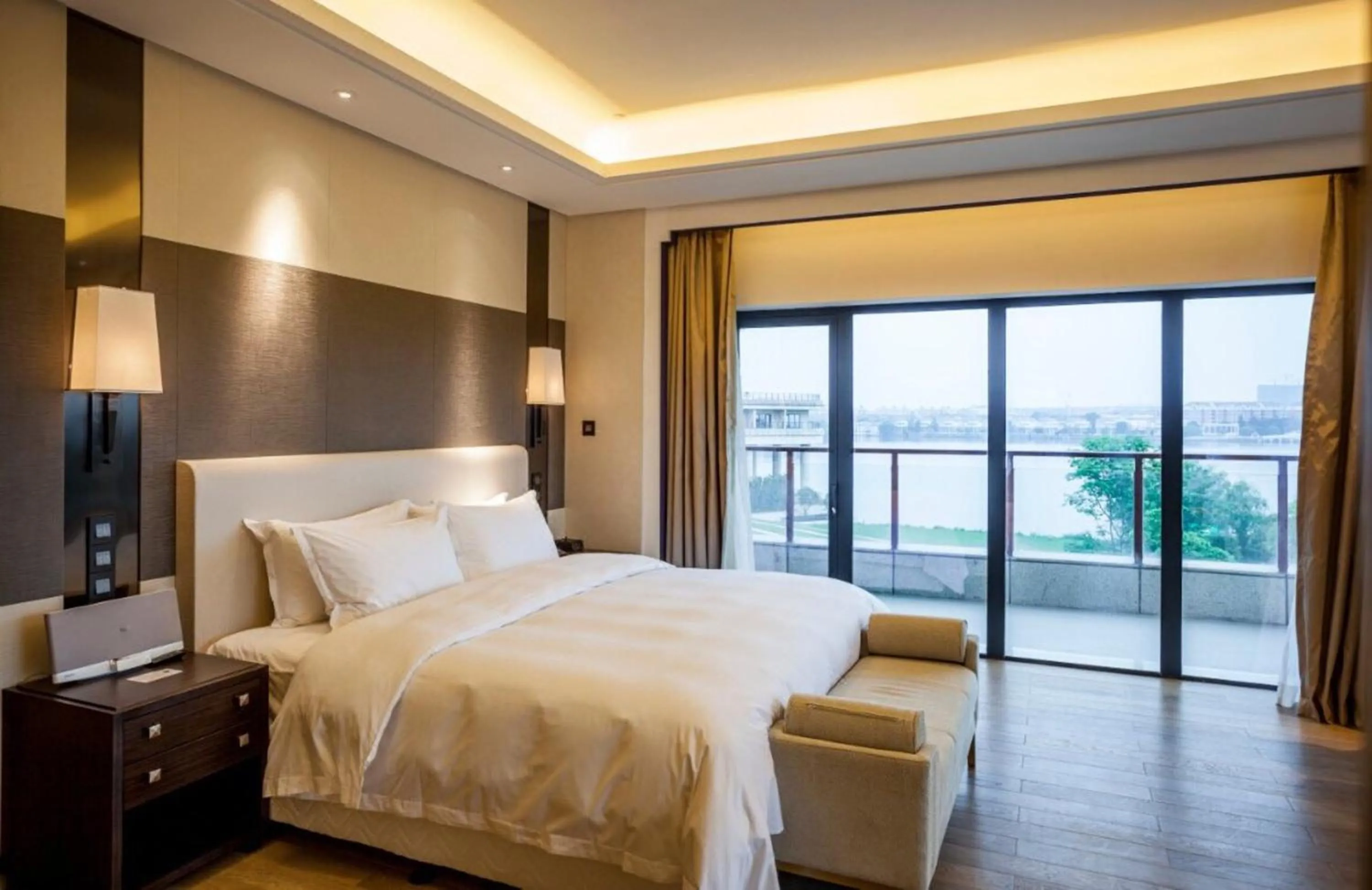 Bed in Radisson Blu Hotel Wuhan ETD Zone