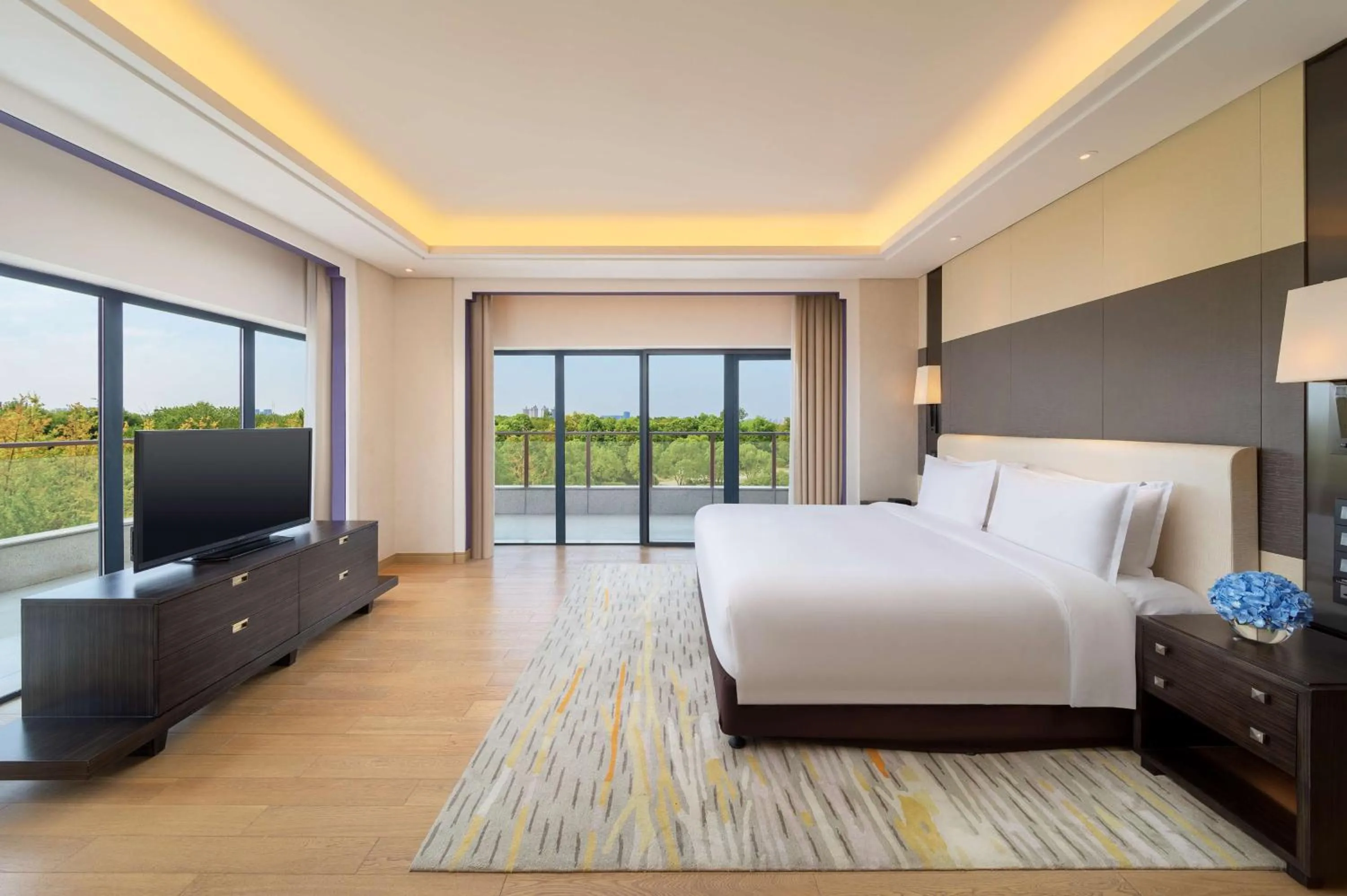 Photo of the whole room, Bed in Radisson Blu Hotel Wuhan ETD Zone