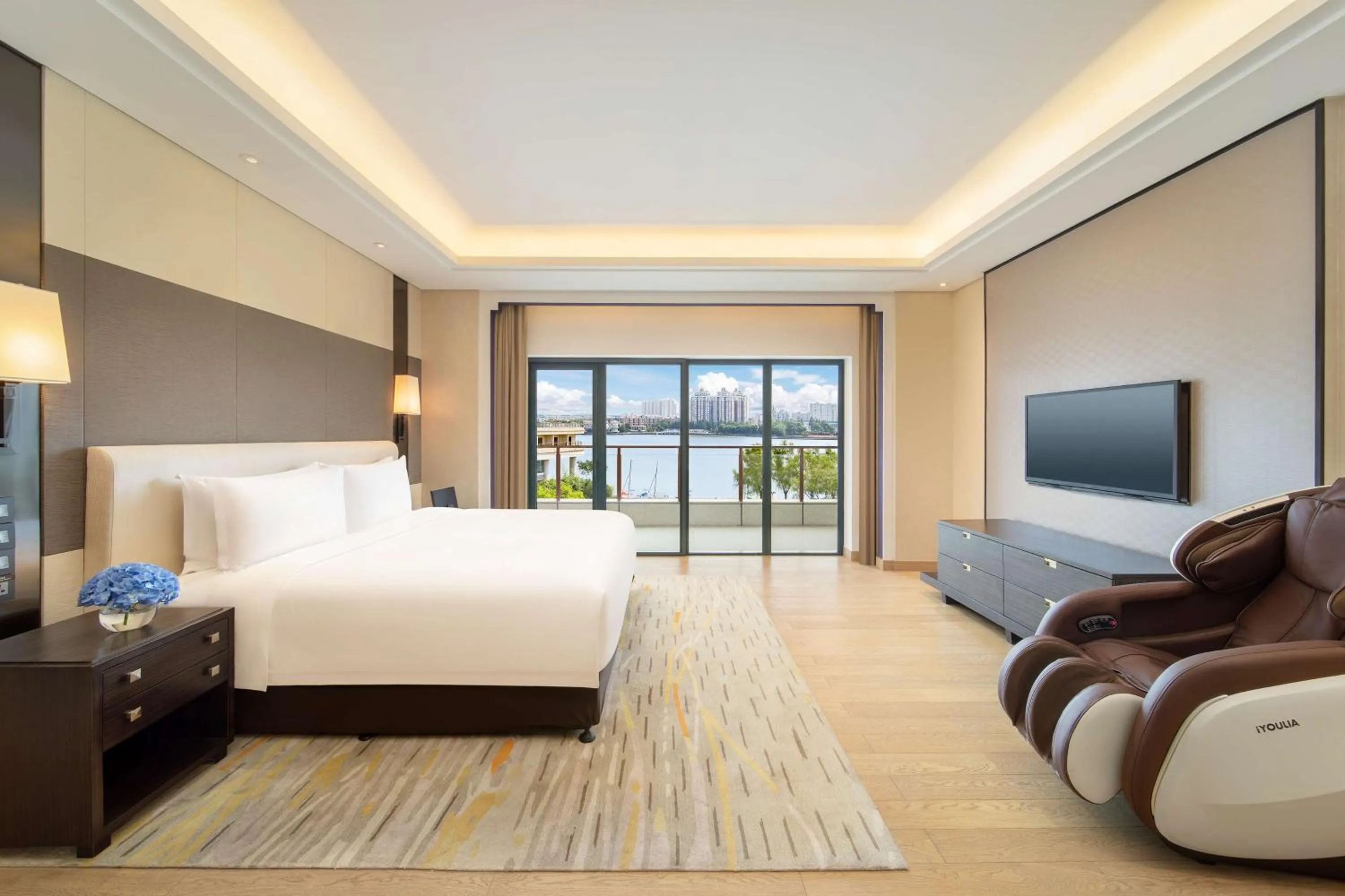 Photo of the whole room, Bed in Radisson Blu Hotel Wuhan ETD Zone