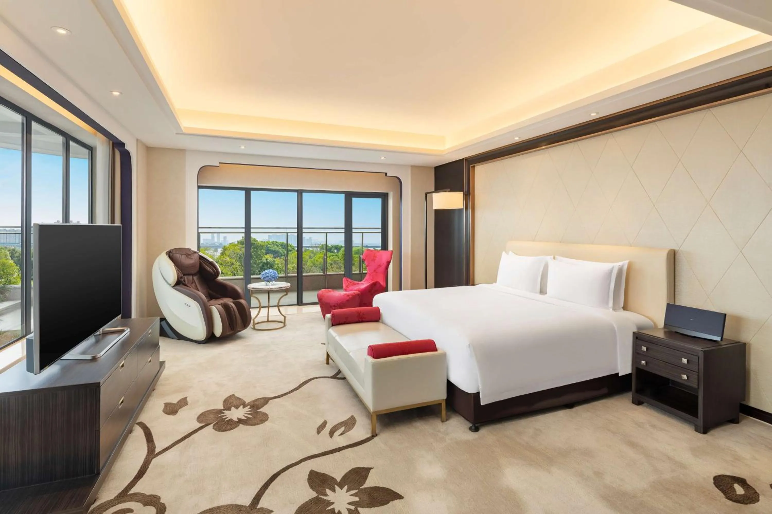 Photo of the whole room, Bed in Radisson Blu Hotel Wuhan ETD Zone